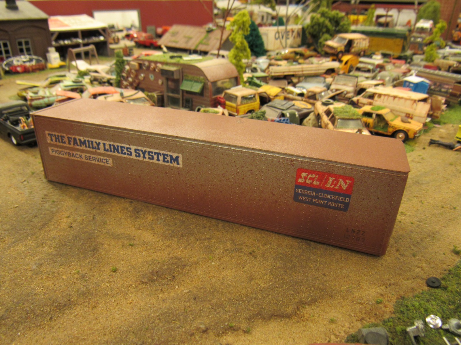 CUSTOM BUILT WEATHERED RUSTY JUNK YARD SEMI TRAILER PARTS CONTAINER 1:64/ FAMILY