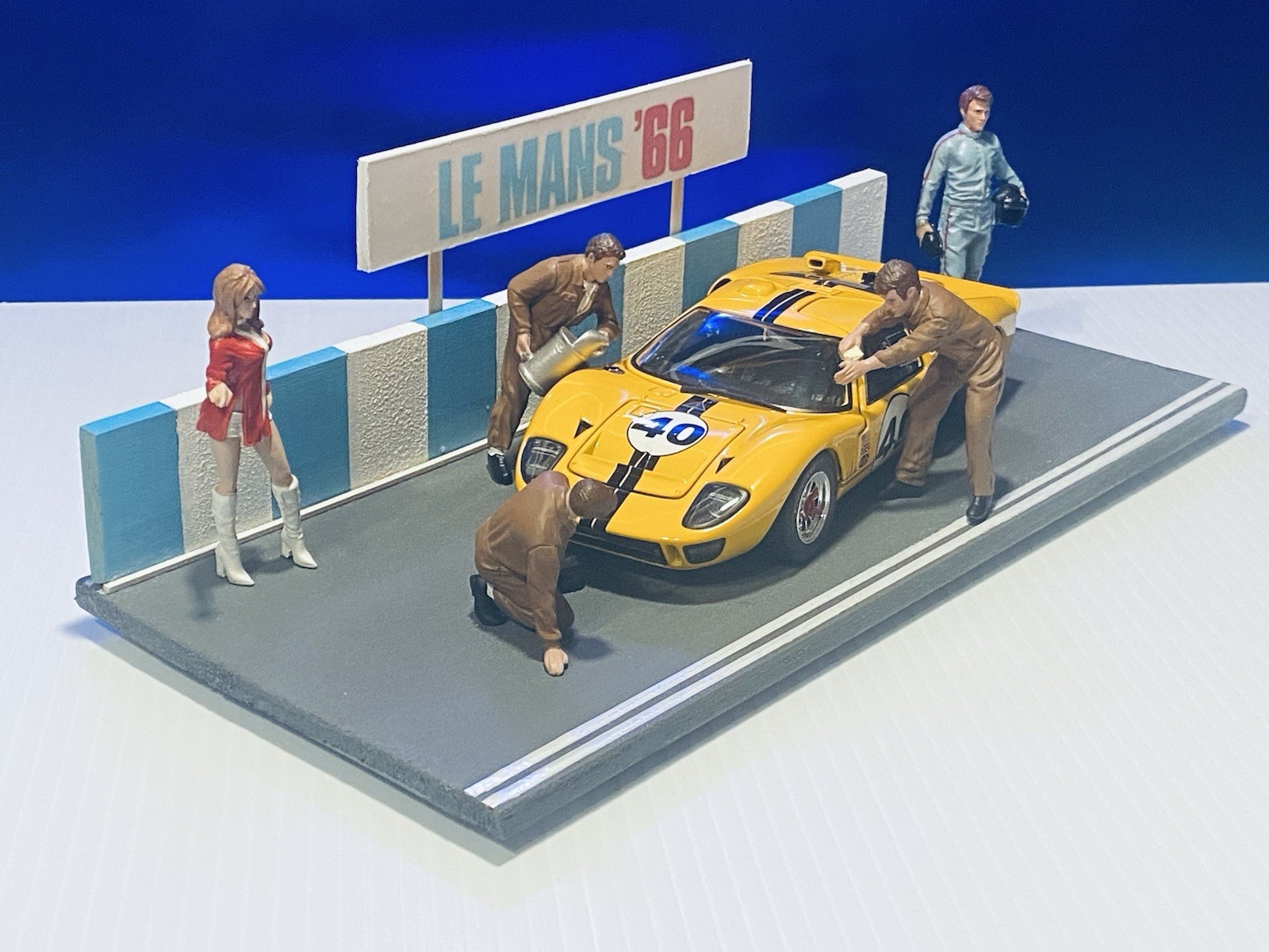 Wix 1966 Ford GT40 + Box & COA +5 Am. Diorama Race Day Figures + Custom Display