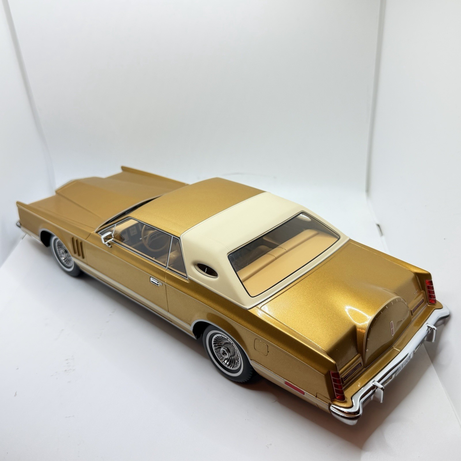 1977 LINCOLN CONTINENTAL MARK V GOLD SEALED MODEL 1:18 by MCG MODEL CAR GROUP