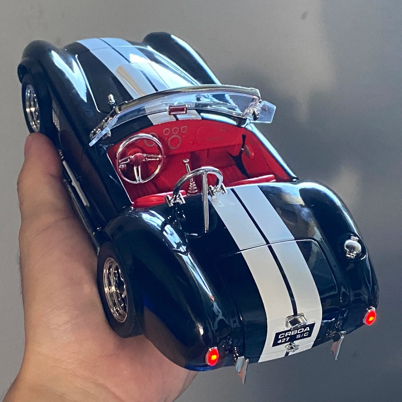 1:24 Ford Shelby Cobra 427 S/C Diecast-Light Sound Vintage Charm for Collectors