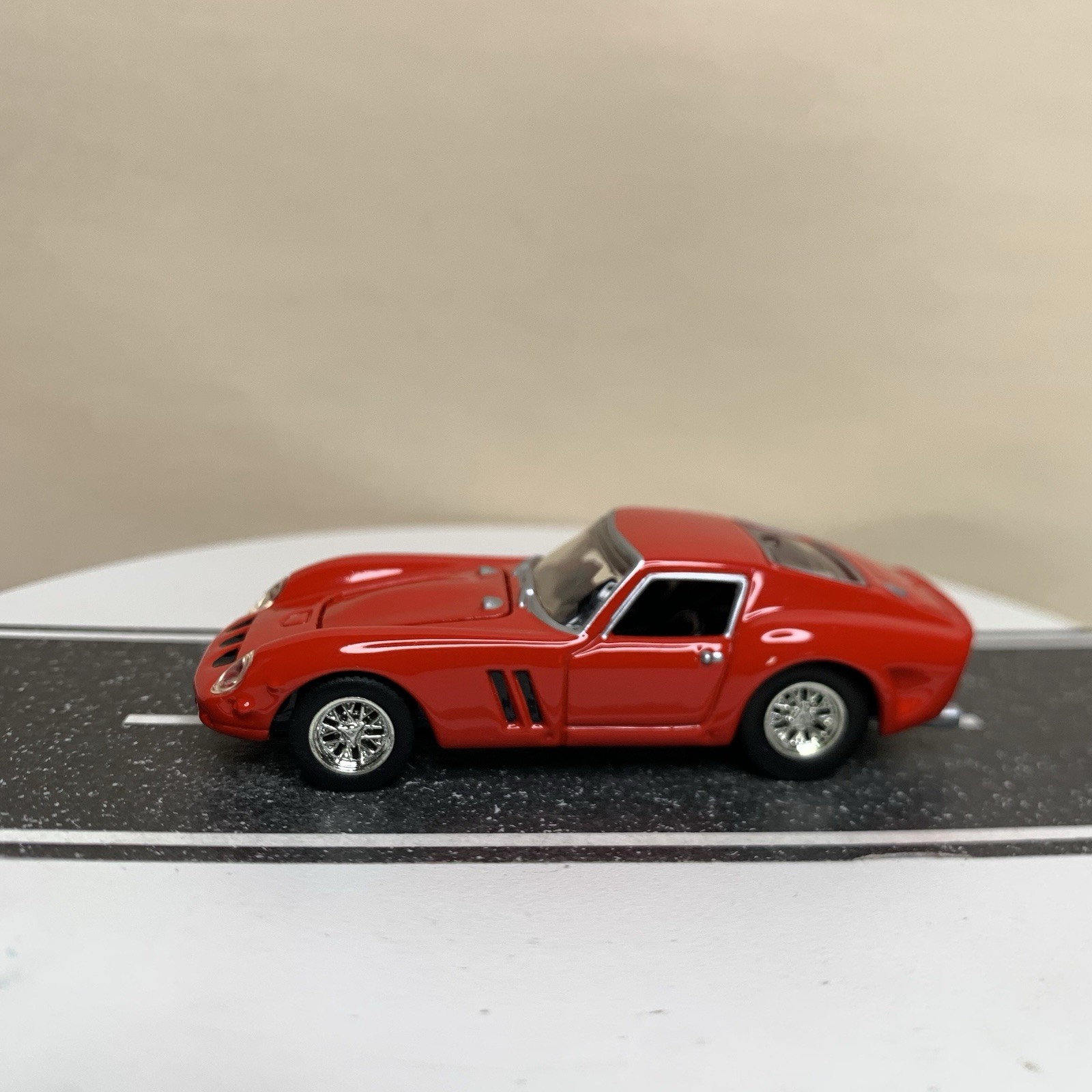 2005 Hot Wheels 100% Oil Can Showcase Series 1962 Ferrari 250 GTO Red 1:64 NM