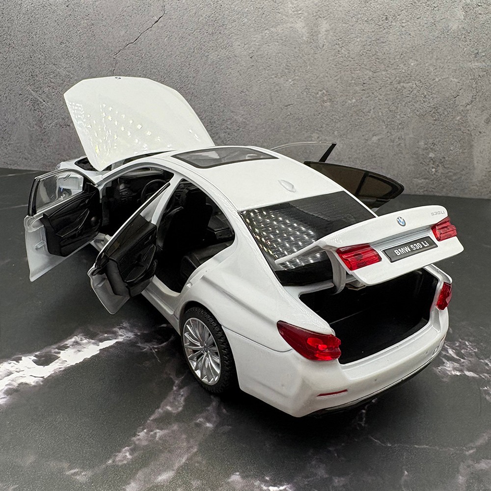 2024/2026 BMW 530Li 5 Series 1:24 Scale Diecast Model – White – Licensed – W/Box