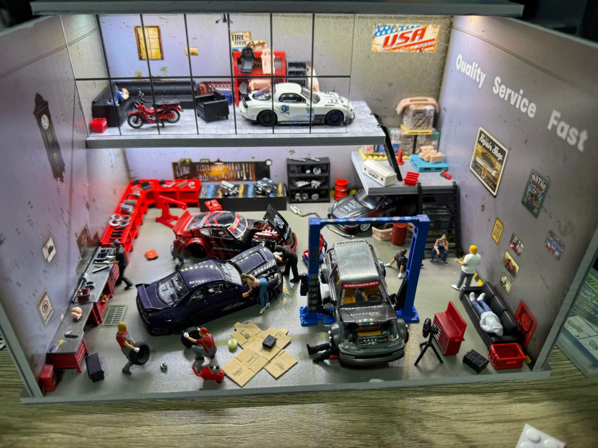 Diorama 1/64 Car Garage Model LED Car Repair Workshop ParkingLot Display Cabinet
