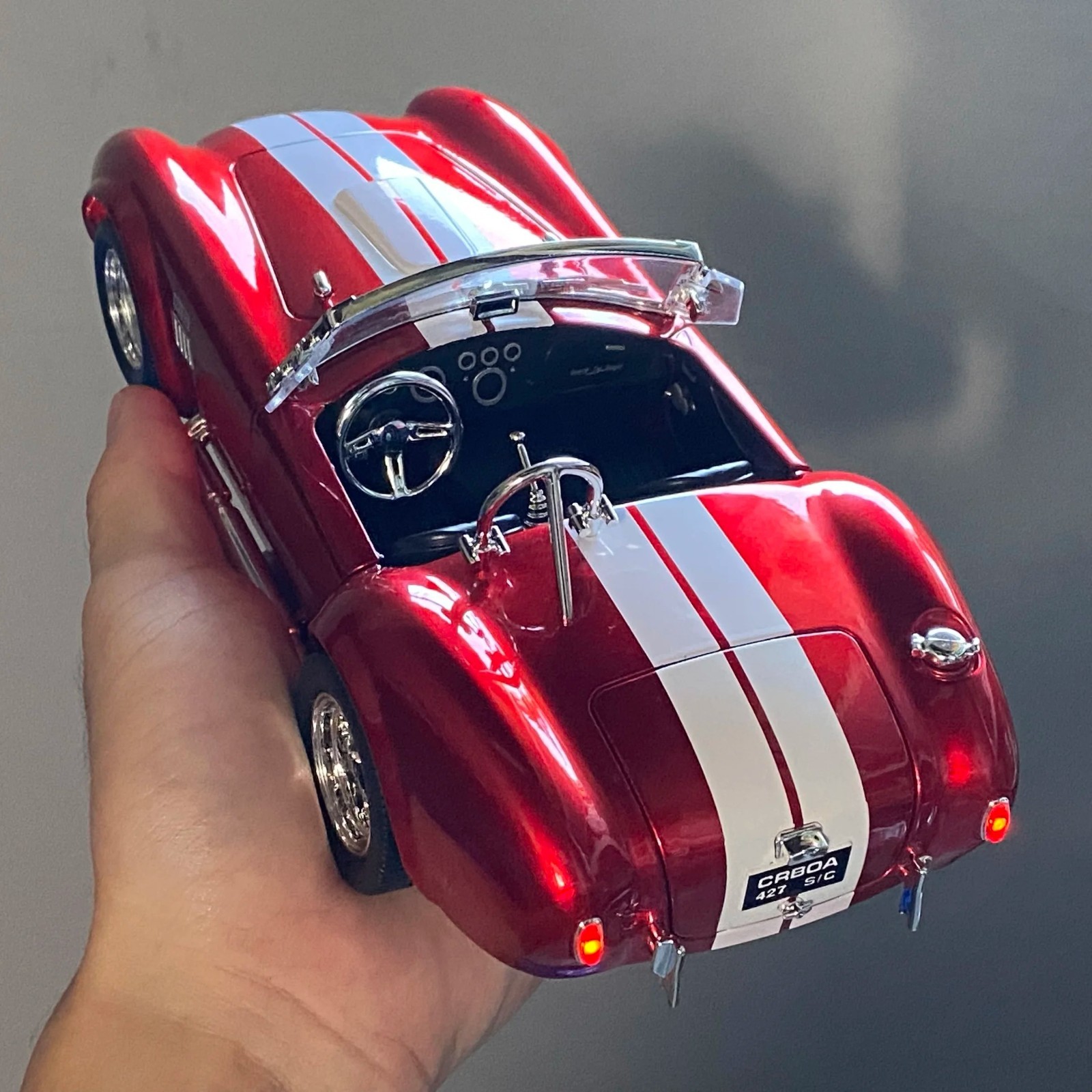 1:24 Ford Shelby Cobra 427 S/C Diecast-Light Sound Vintage Charm for Collectors