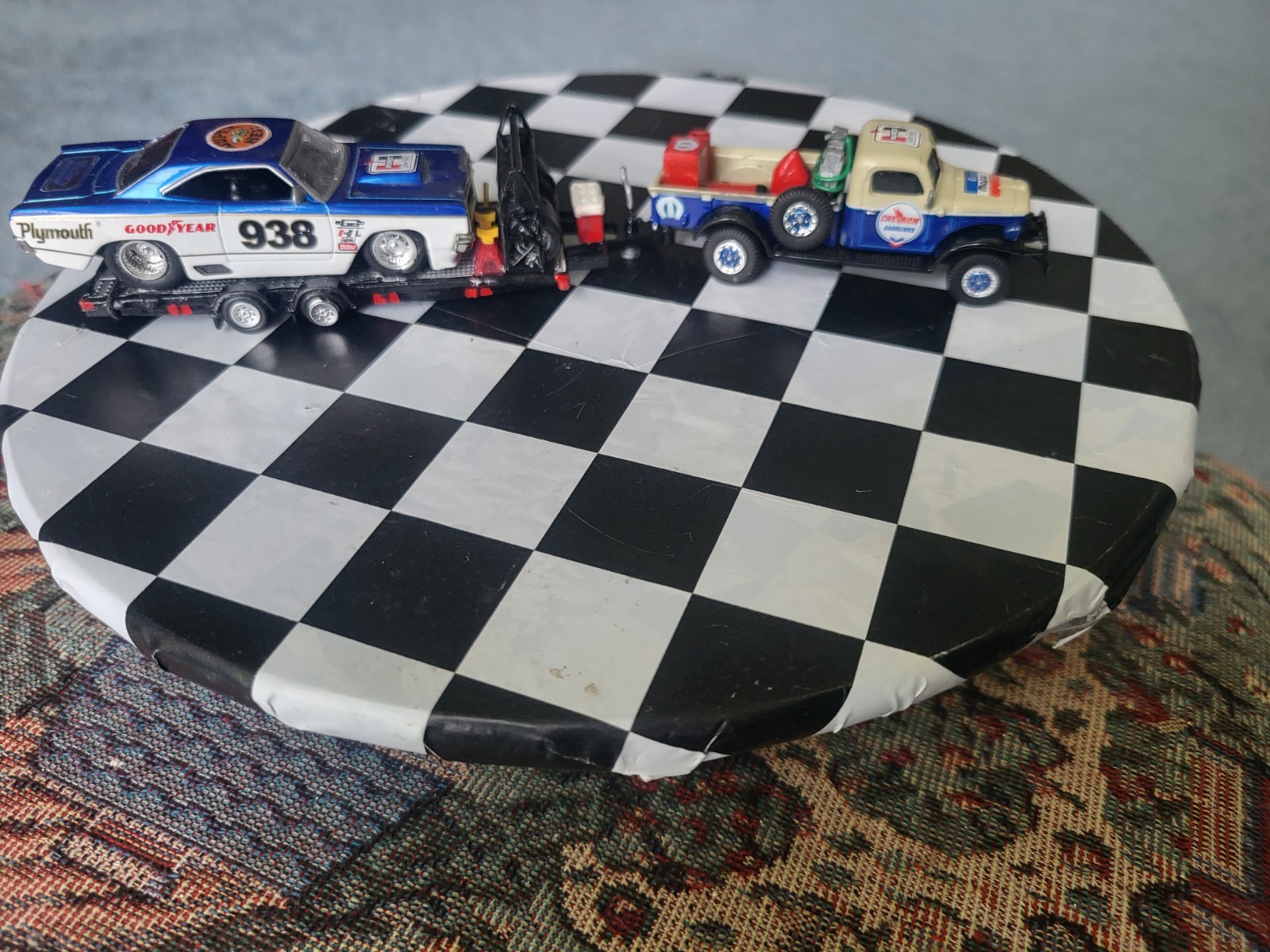 1948 DODGE POWER WAGON WRECKER”CHEVRON” & 69Plym RoadRunner 1/64 Scale Set