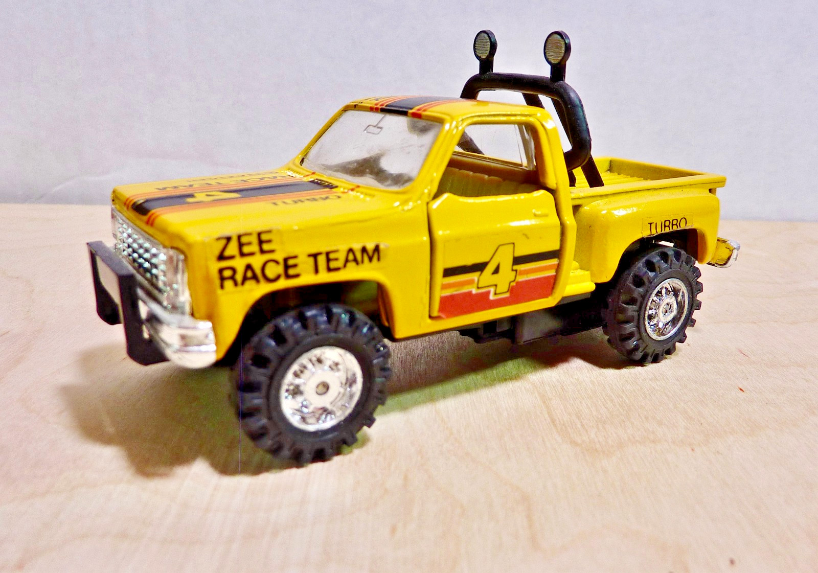 ZEE RACE TEAM CHEVY 4×4 DIECAST TRUCK w/ PULLBACK ACTION – 4 ½” LONG