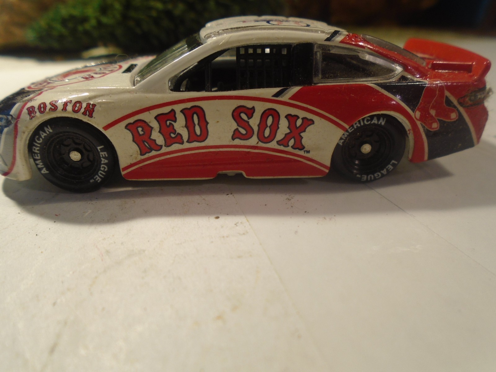 LIONEL/MLBP RACING 1/64 SCALE DIECAST BOSTON RED SOX CAR, EXCELLENT 1-185-1