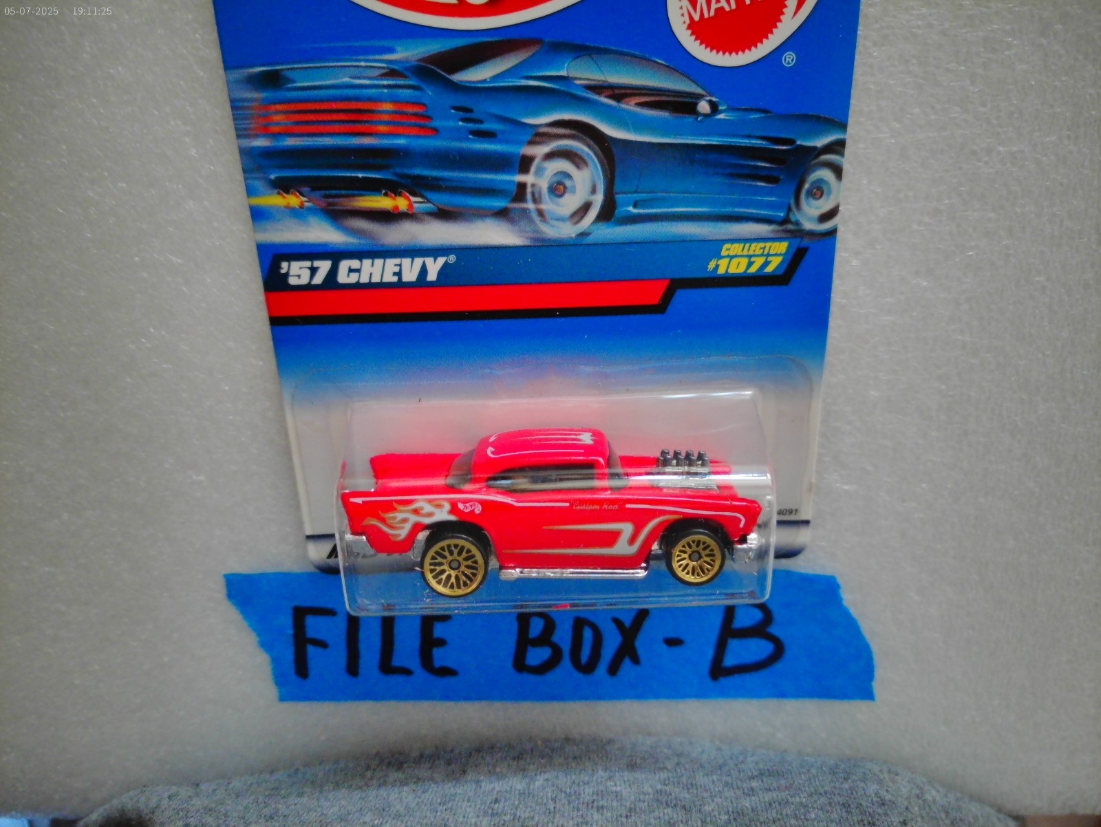 HOT WHEELS 57 CHEVY 1957 BEL AIR RED GOLD WHEELS # 1077 HW LIMITED EDITION 1:64