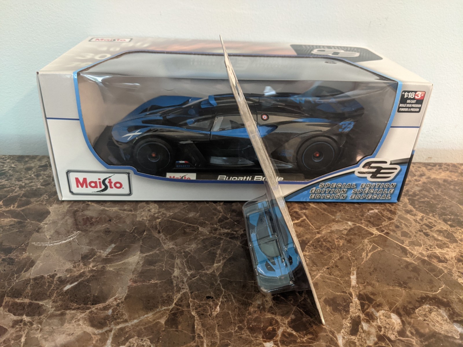 BUGATTI BOLIDE-Maisto SE-Blue/Black-1:18 + Hot Wheels Euro-Speed car-1:64