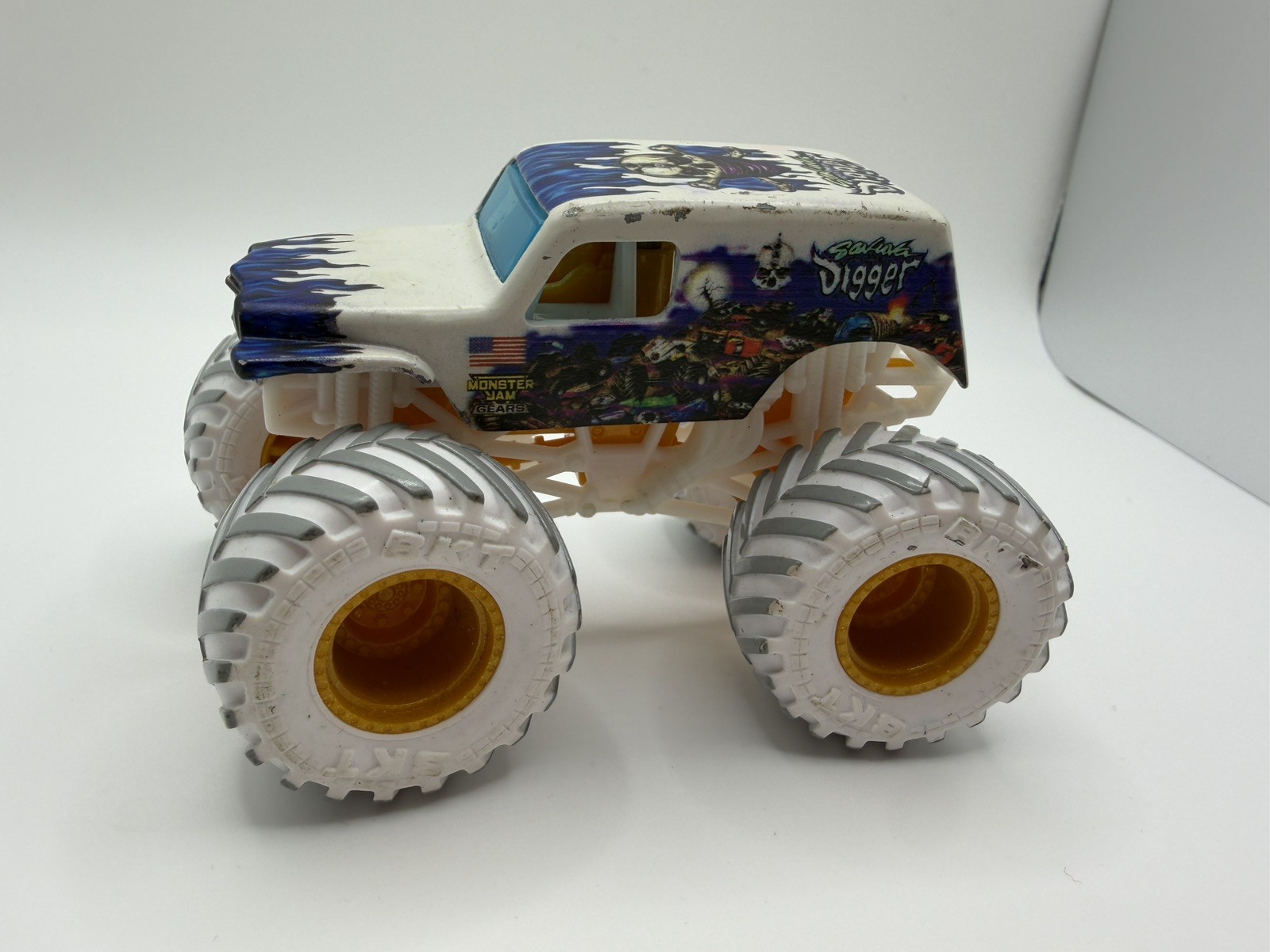 Spin Master Monster Jam Walmart Gears And Galaxies Series Son Uva Digger 1/64