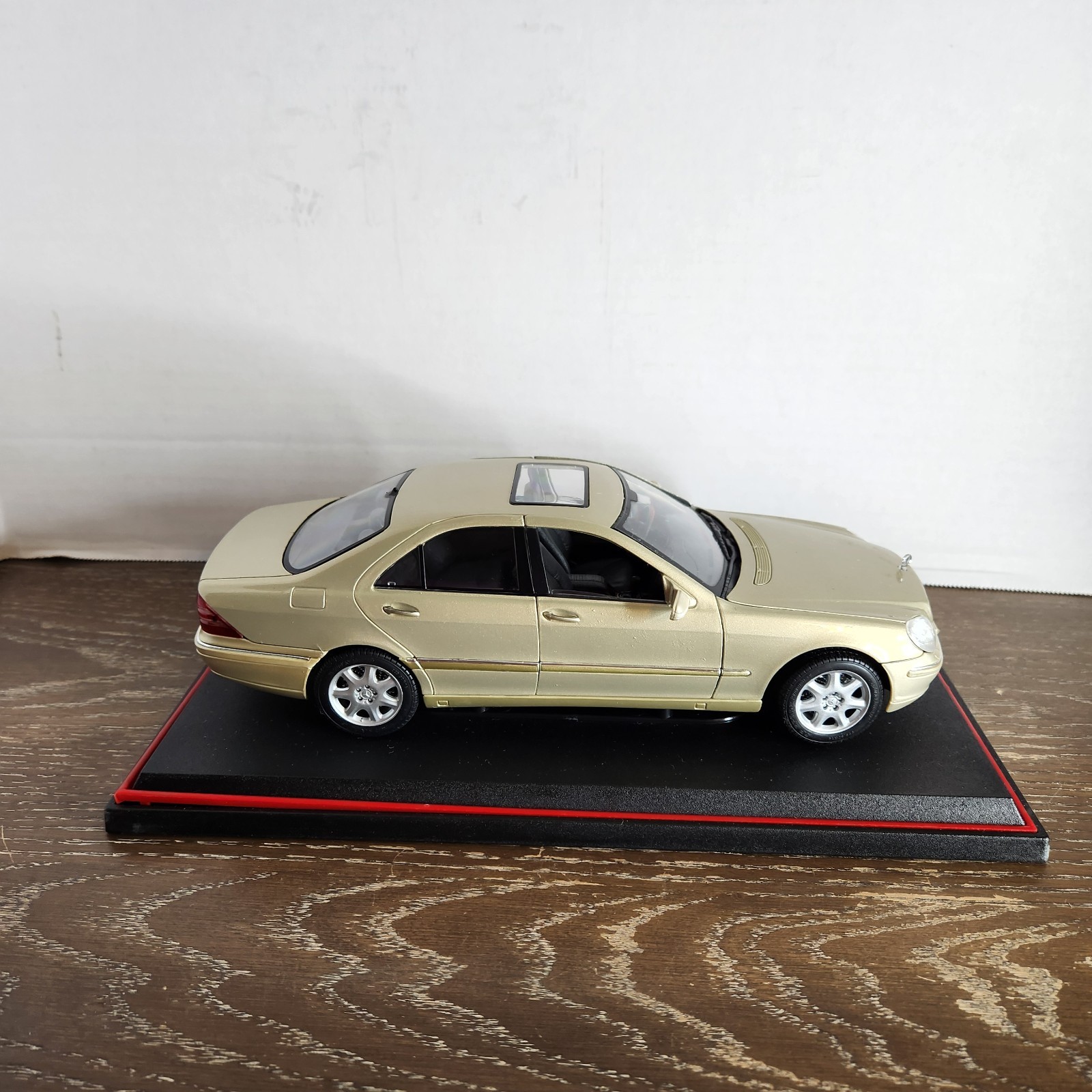 Road&Track Light Gold Mercedes-Benz S-Class 1:18 Diecast Car With Stand & Box