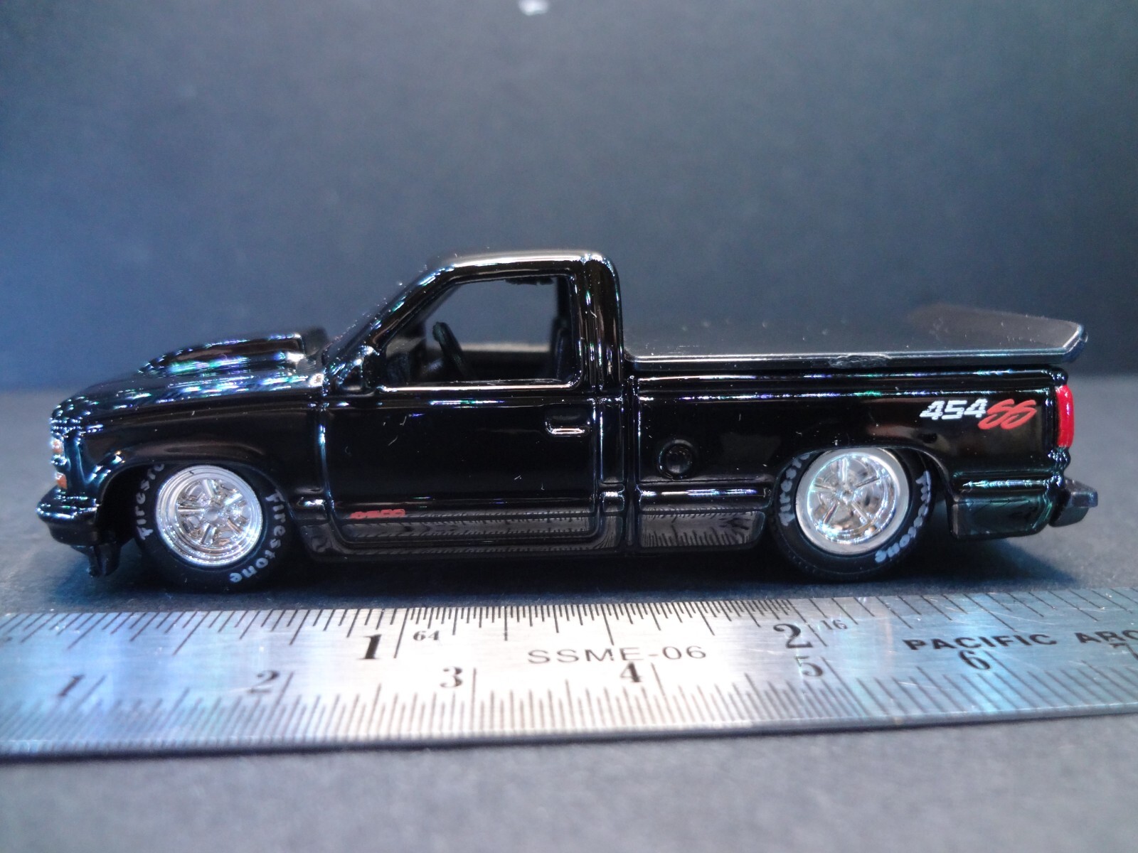 MaisTo 1993 Chevrolet 454 SS Pickup black w/ removable bed cover – Loose 1:64