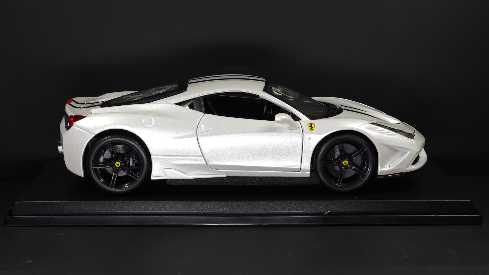458 Speciale 1:18 Maisto Exclusive Style Special Edition – White