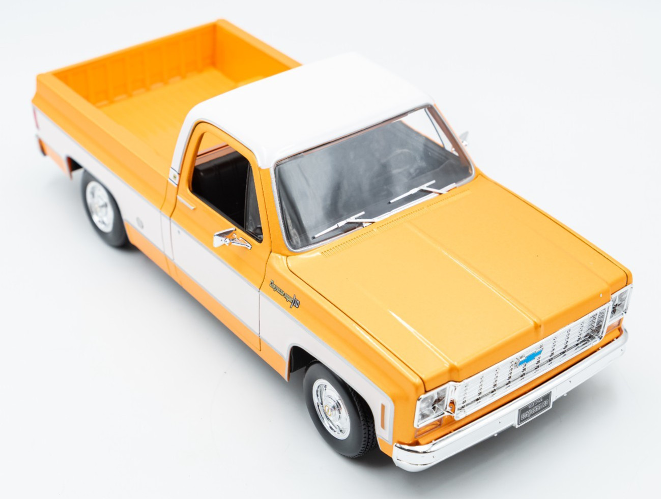 Maisto 1/18 Scale – 1974 Chevrolet C10 Cheyenne Super – Orange, White
