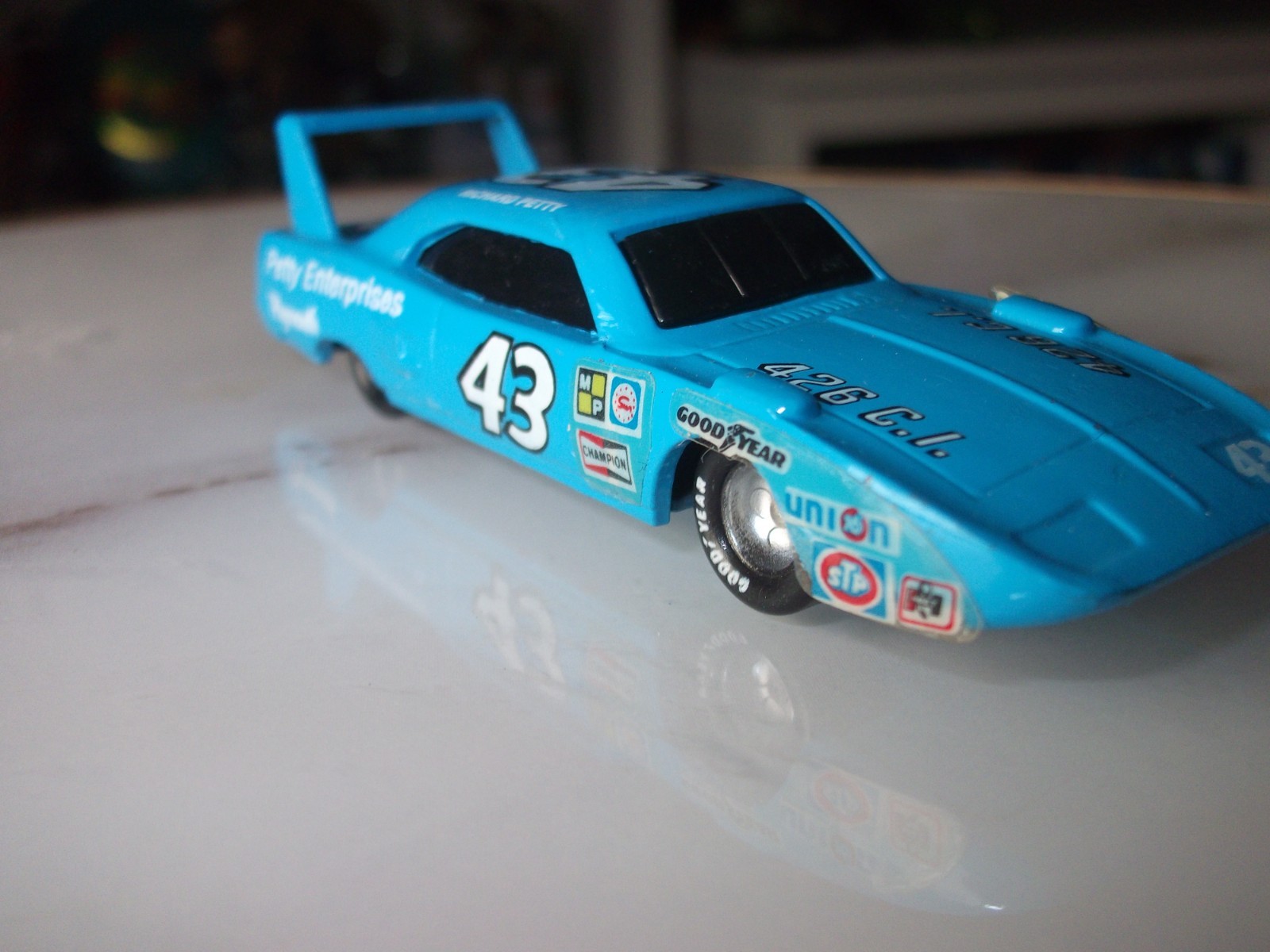 RICHARD PETTY VINTAGE MODEL 1970 PLYMOUTH SUPERBIRD RACING CHAMPIONS 1/64 CAR