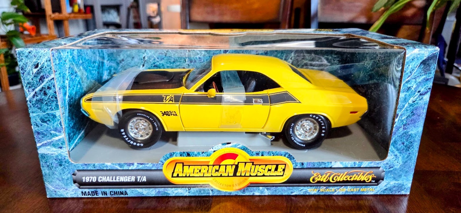 Vintage ERTL Dodge 1970 Challenger T/A 340 Six Pack Top Banana Yellow 1:18 Mopar