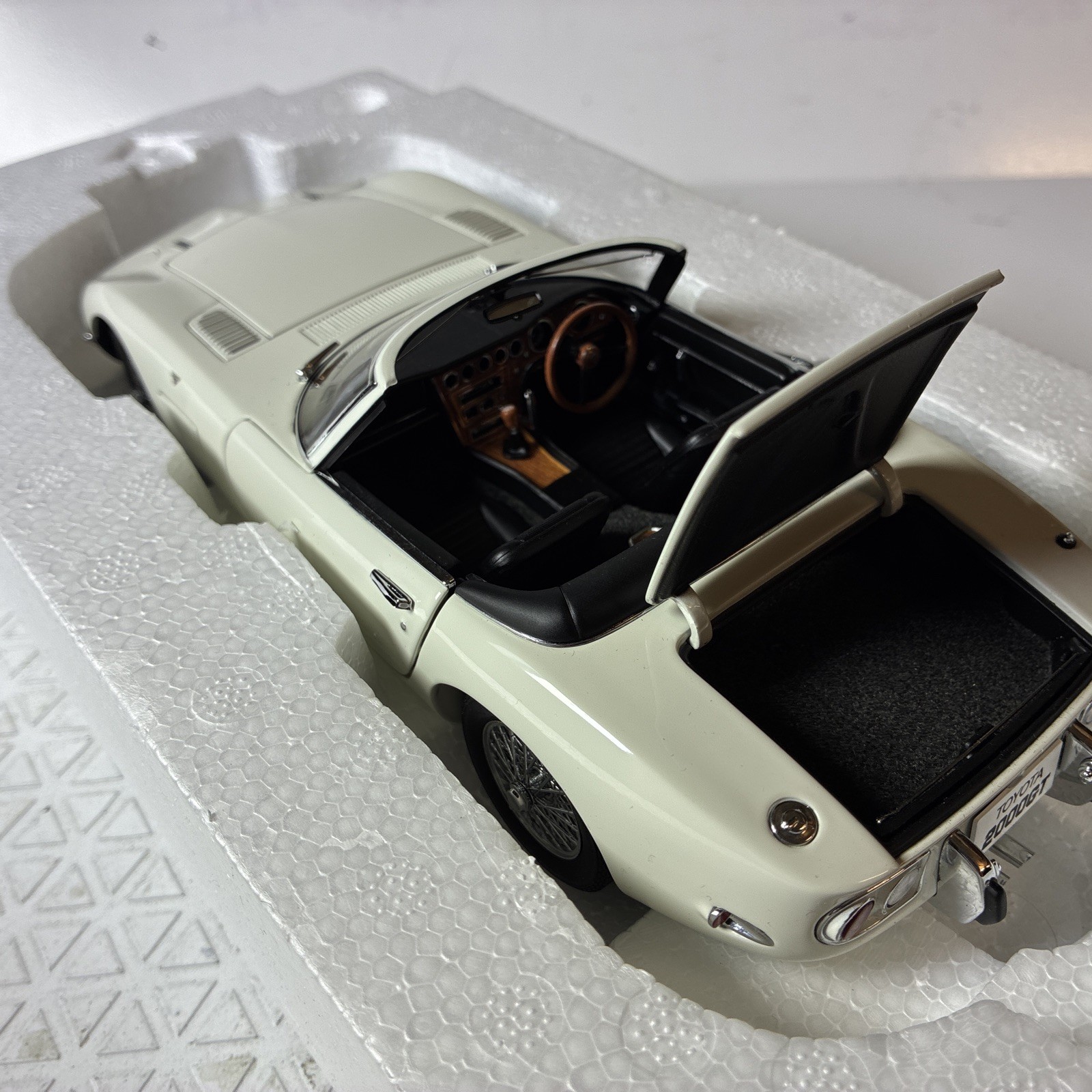 AUTO art MILLENNIUM 1/18 TOYOTA 2000GT White Miniature Scal bond Car Hobby 2010