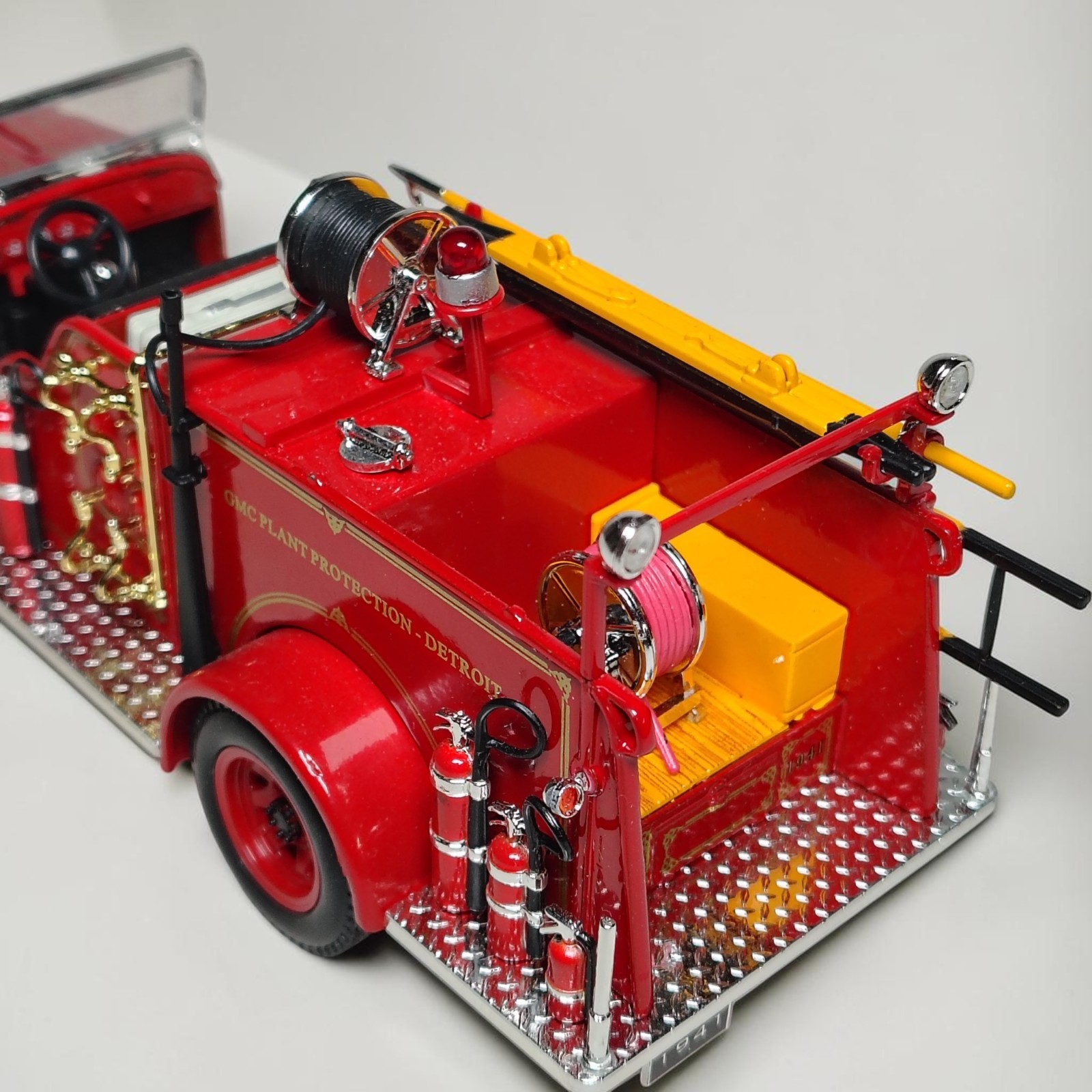 1941 GMC Fire Truck 1:24 Road Signature Diecast – Mint Condition Loose