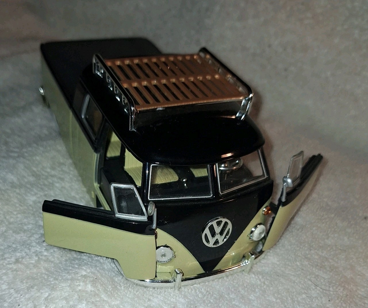 JADA V DUBS 1963 VW BUS PICKUP W RACK 1:24 Black & Tan Volkswagen JADA TOYS