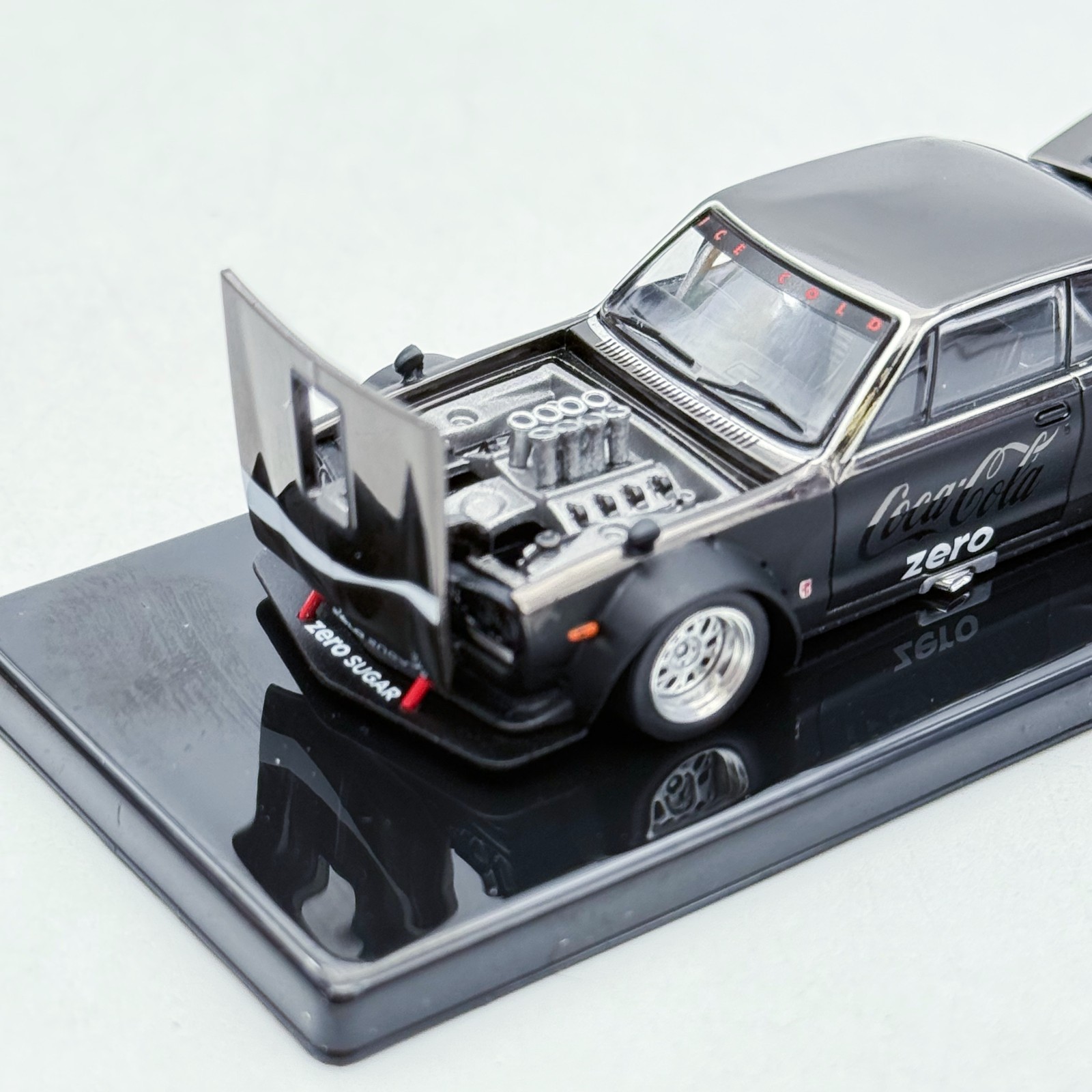 Pop Race 1:64 Coca-Cola Nissan GT-R V8 Drif Hakosuka Black #144