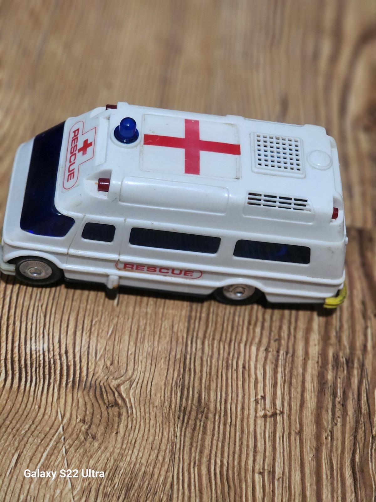 Universal Associated 1976 White Rescue Ambulance Van Red Cross Light
