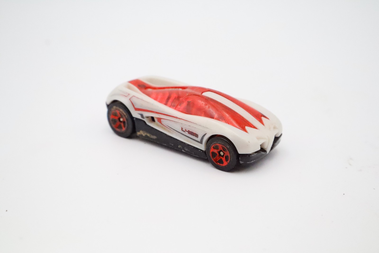 Maisto Metalog™ Fantasy Racer Diecast Car Red/White w/ Translucent Top 1:64