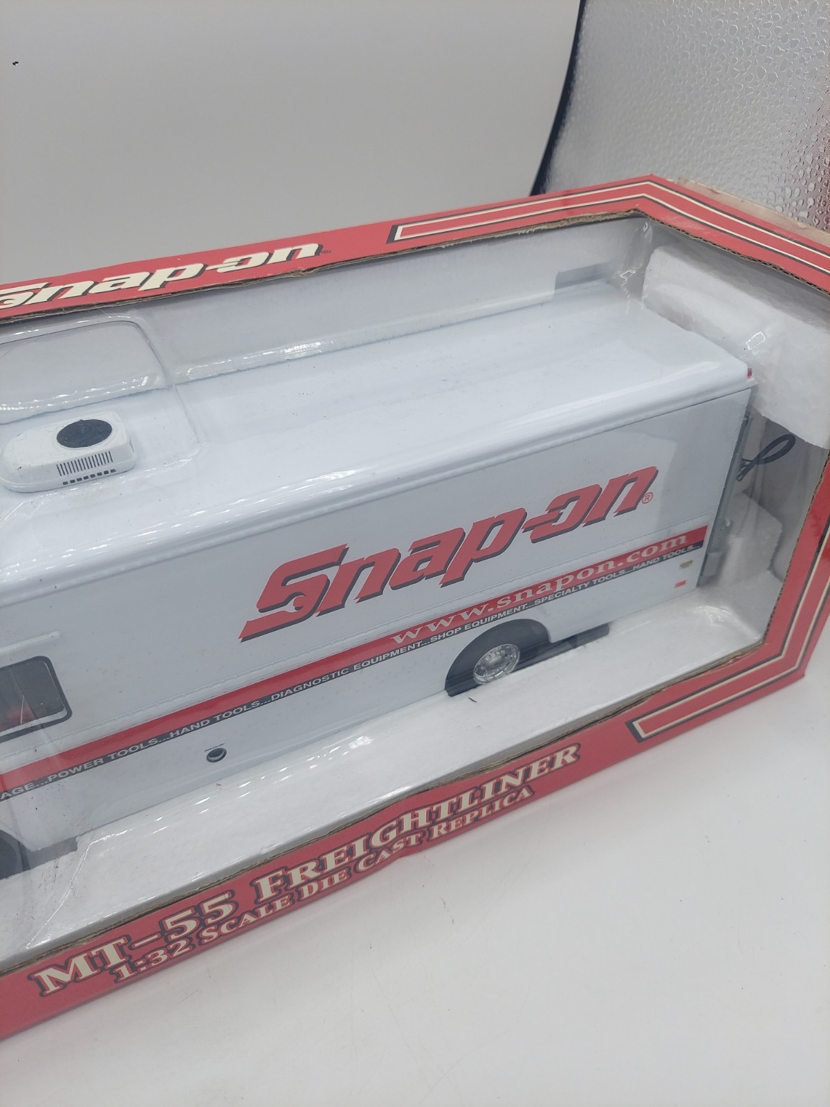 Snap-On Tools MT-55 Freightliner Truck 1:32 Die Cast Replica, 2004 Crown Jewels