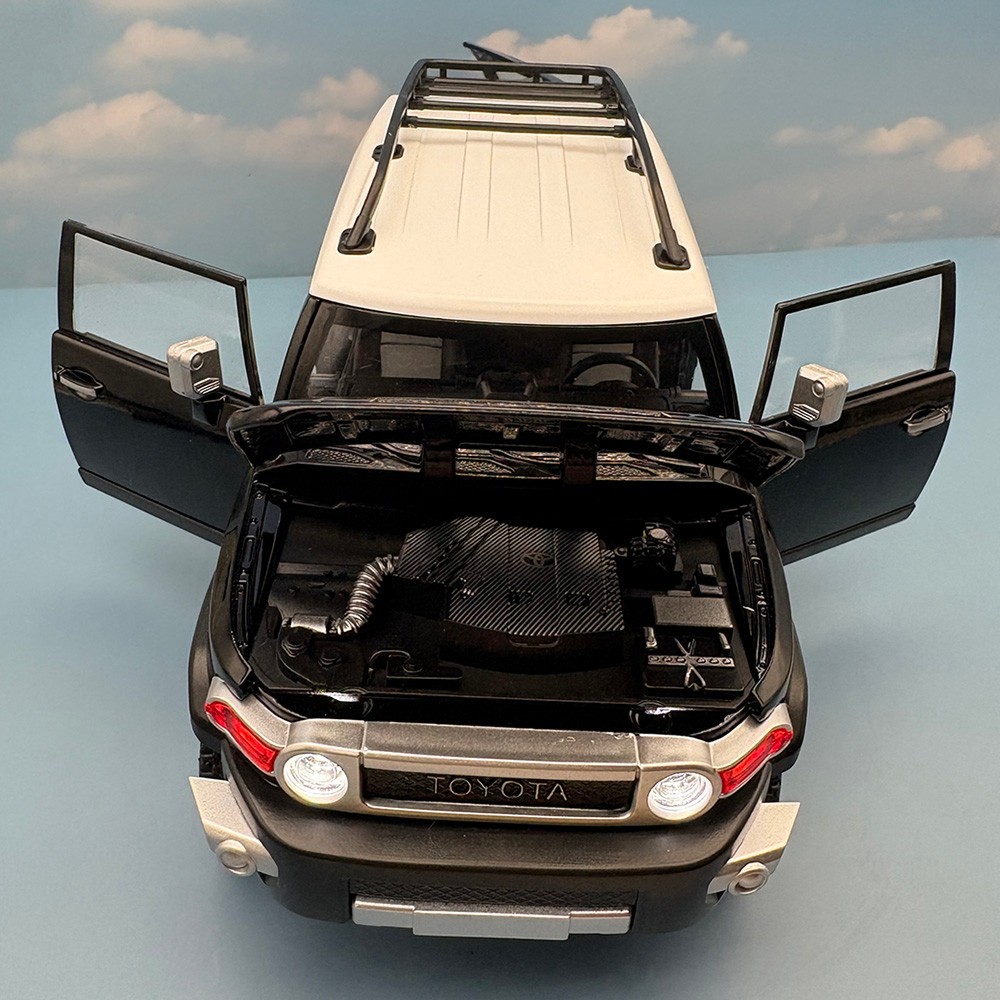 2007/2014 TOYOTA FJ Cruiser 1:24 Diecast – Officially Licensed – Black With Box