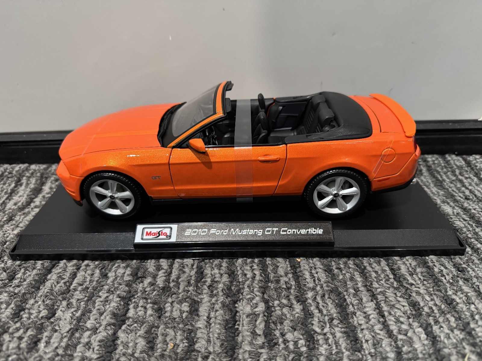 Maisto 1:18 Diecast Special Edition 2010 Ford Mustang GT Convertible Orange NEW
