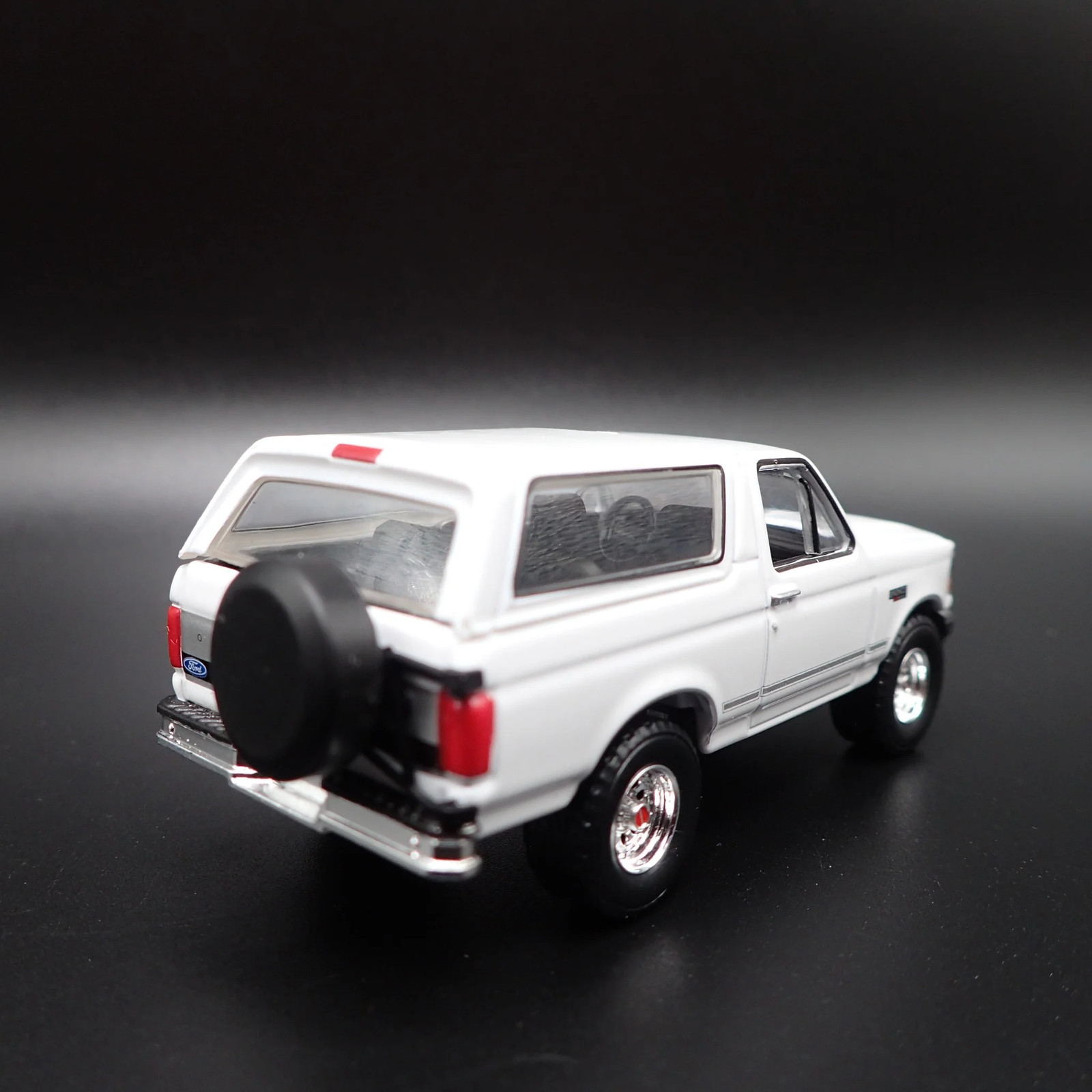 1993 93 FORD BRONCO XLT WHITE 1:64 SCALE COLLECTIBLE DIORAMA DIECAST MODEL CAR