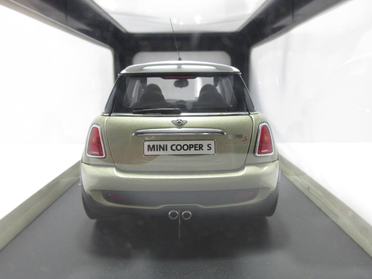 1:18 AUTOart MINI Cooper S 2006 Sparking Silver Metallic/White Roof Model