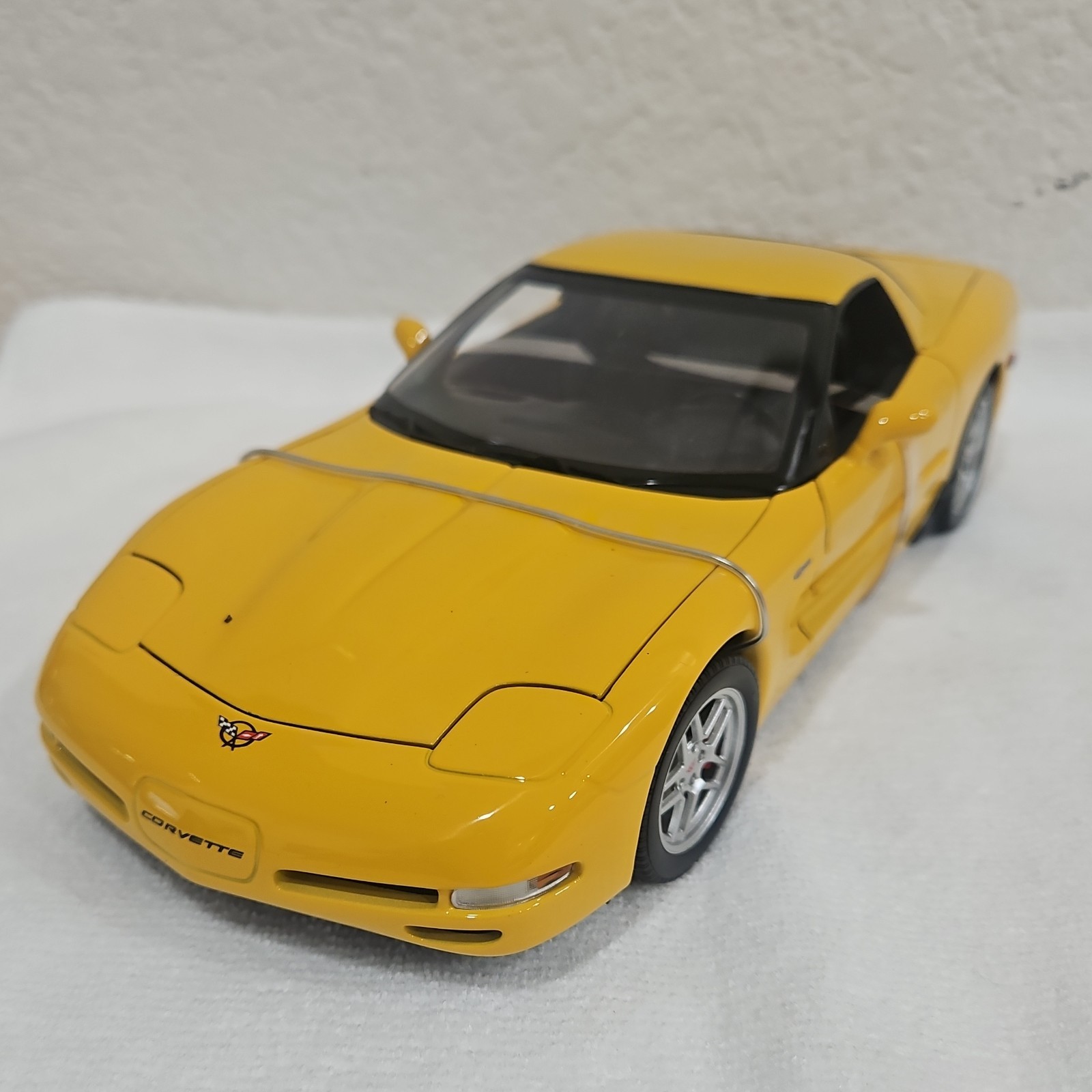AUTOart 1:18 Chevrolet Corvette 2002 Contemporary Diecast Yellow/Black w/ Case