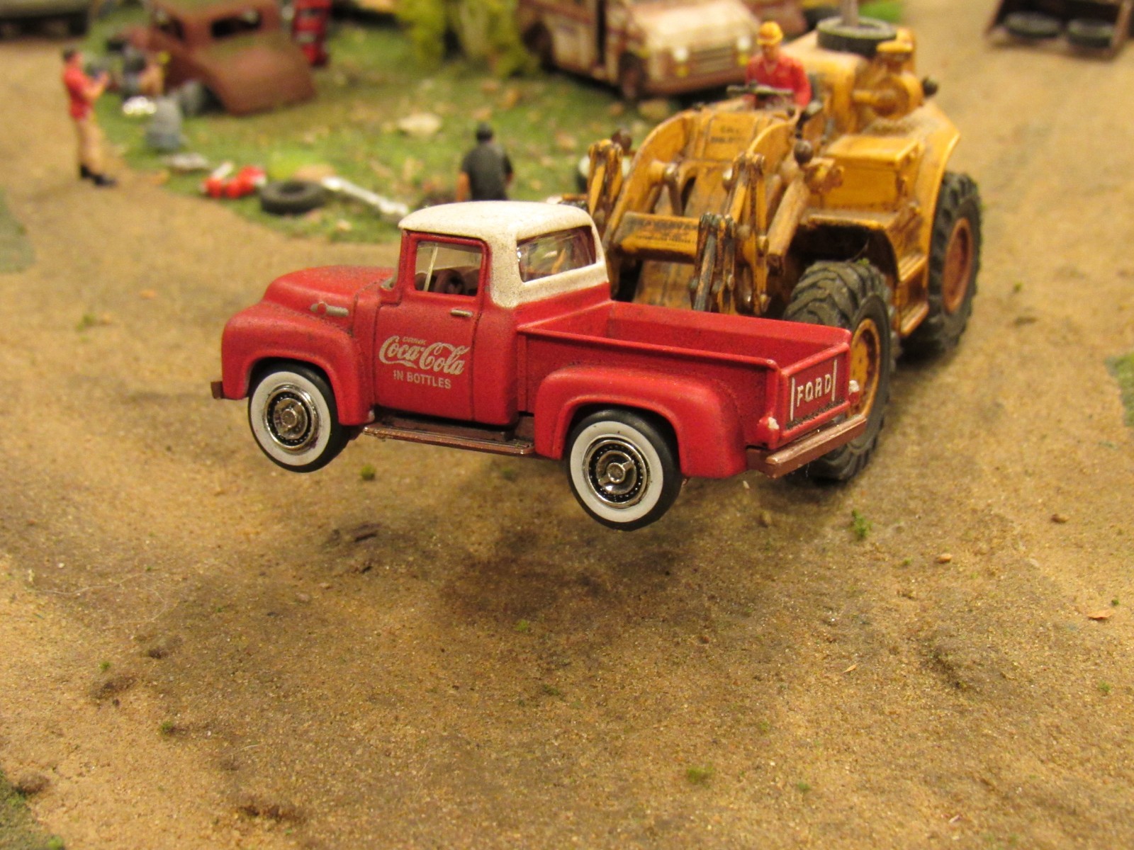 CUSTOM BUILT WEATHERED RUSTY JUNK PARTS YARD 1956 FORD COKE COLA TRUCK 1:64/