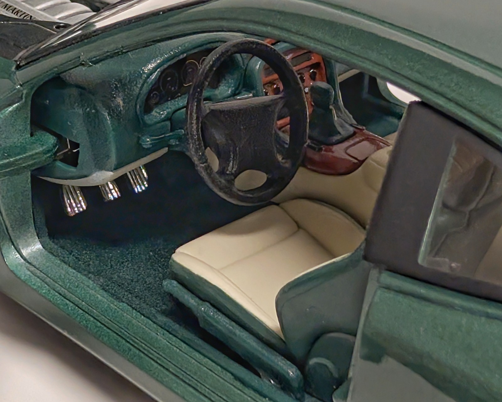 Maisto 1:18 Aston Martin DB7 Vantage Diecast Model Car – Metallic Green – Detail
