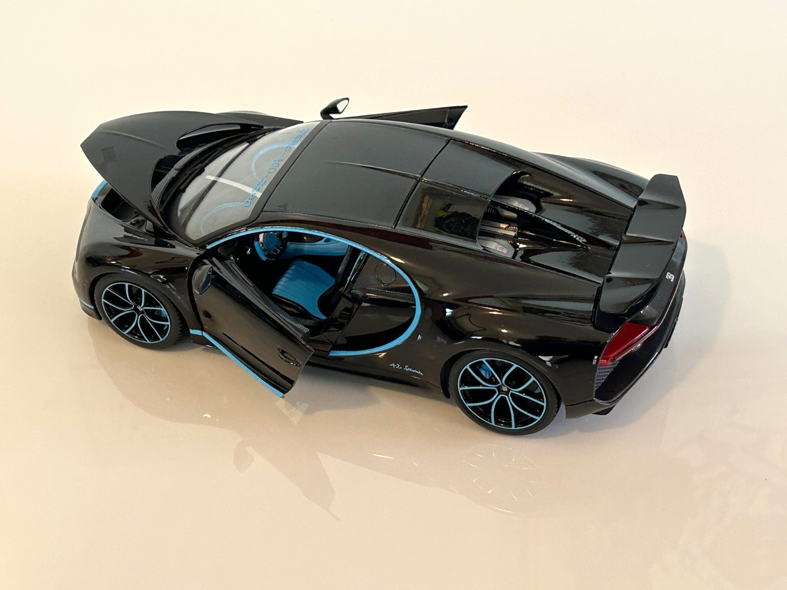 Bburago BUGATTI CHIRON Black Diecast Model Car 18-11040BK 1:18 Scale