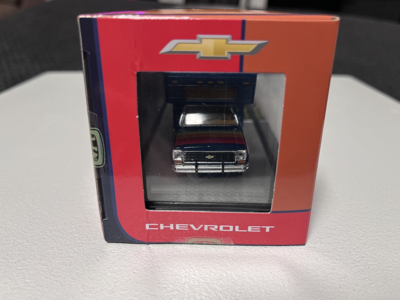 M2 Machines 1975 Chevrolet Cheyenne Super 30 & 1978 C10 Silverado Camper Hauler
