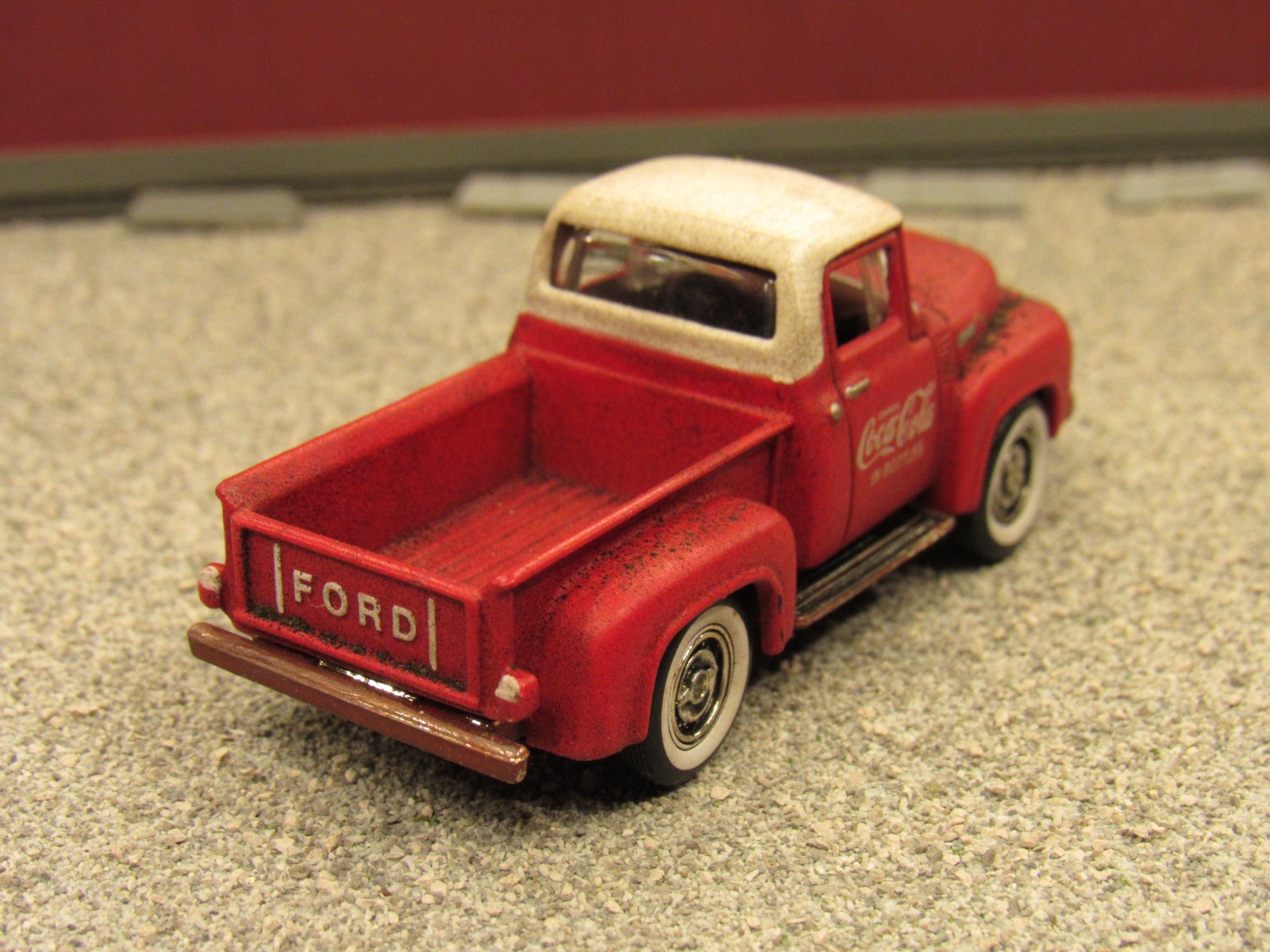 CUSTOM BUILT WEATHERED RUSTY JUNK PARTS YARD 1956 FORD COKE COLA TRUCK 1:64/