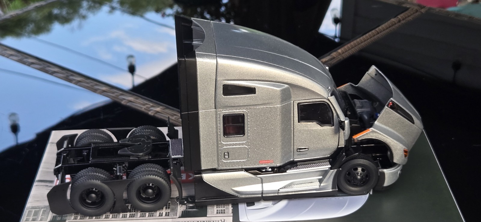 Kenworth 100 T680 1:32 Diecast Semi Truck Model Silver/Black Opening Hood/Doors