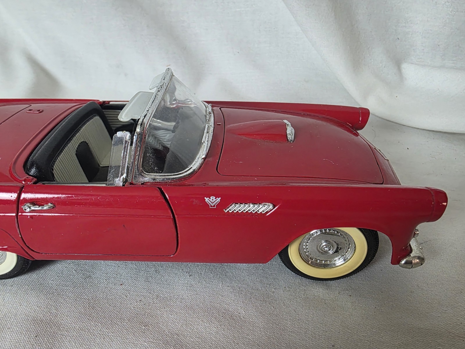 Road Tough – 1:18 Scale 1955 Red Tbird Removable Hard Top Convertible P24