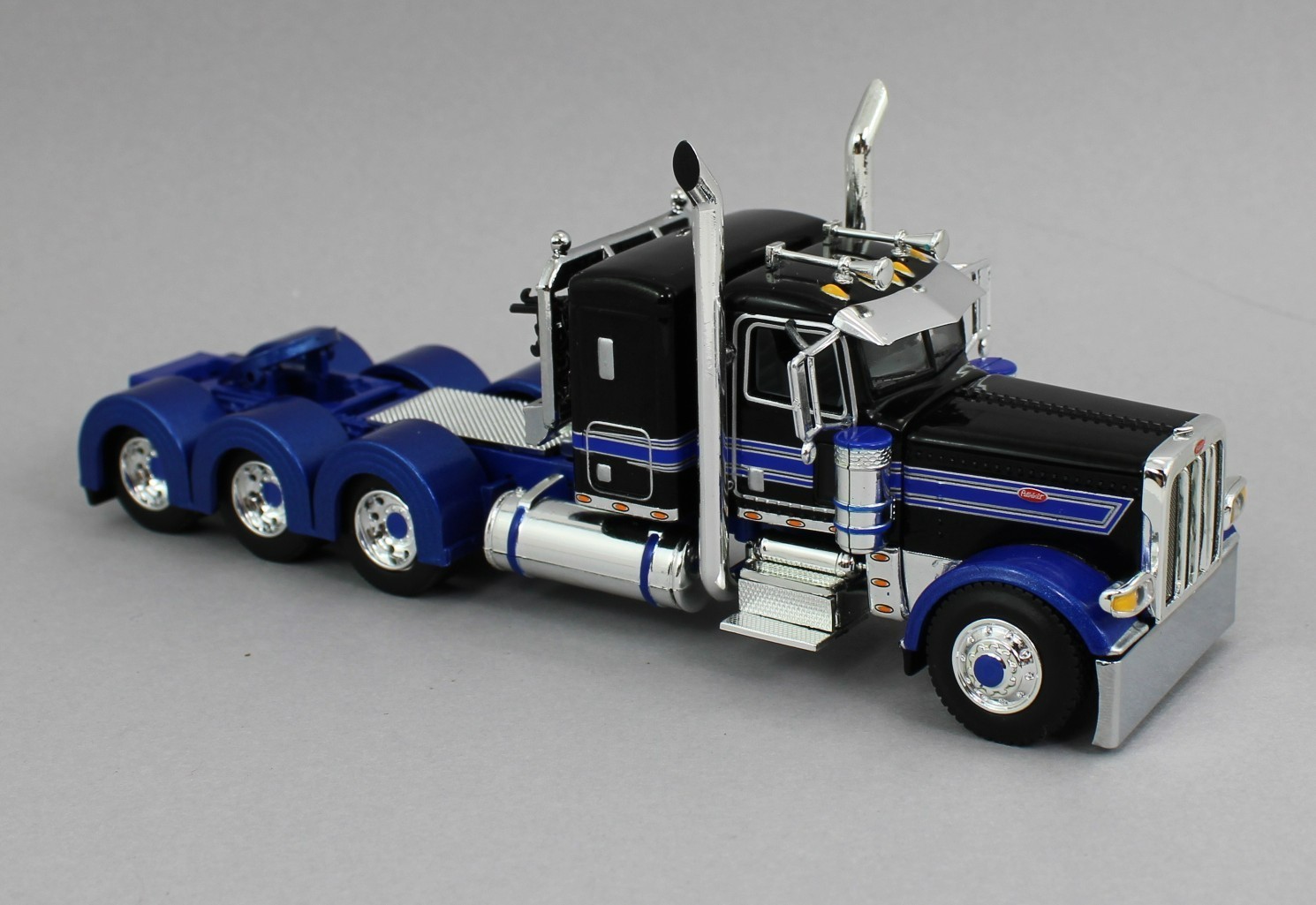 DCP 1:64 *BLACK & BLUE* Peterbilt 389 36″ Flattop HEAVY HAUL Lowboy Jeep Stinger
