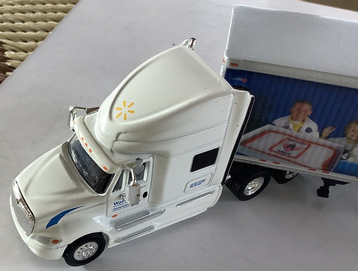 Intl. Prostar Sleeper Cab Tractor w/53’ Dryvan Trailer Walmart (heart Logo) 1:87