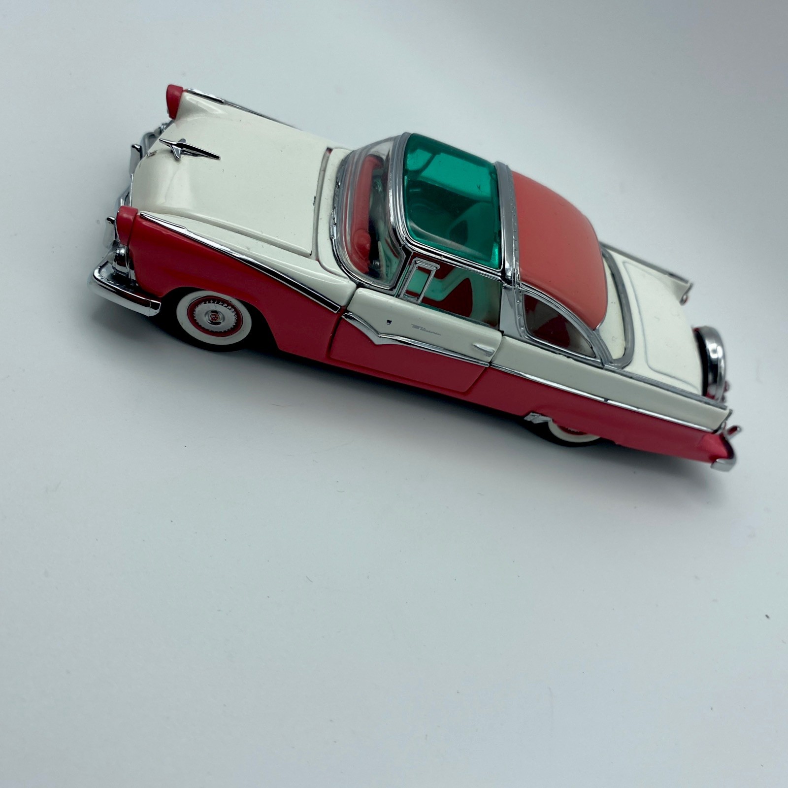 Franklin Mint 1957 Ford Fairlane 500 Skyliner Red/White 1:24 Die Cast B11ST54