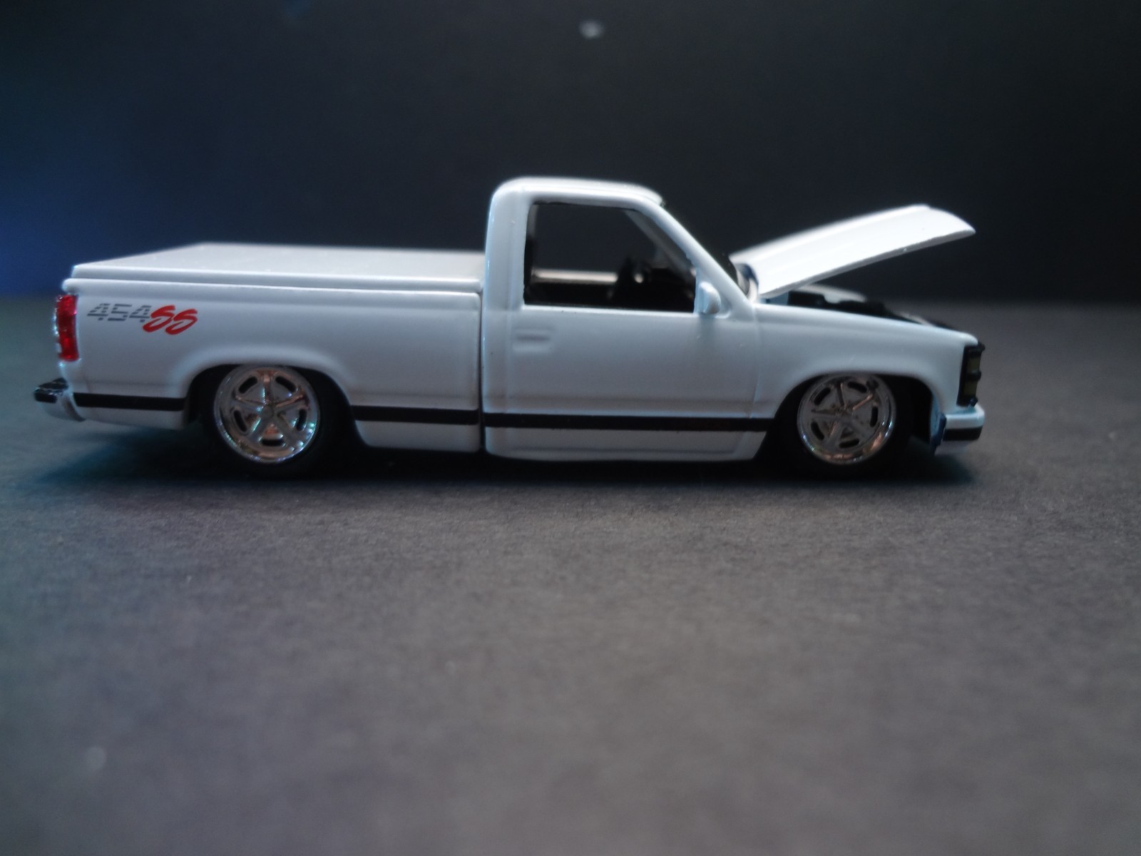 M2 Machines 1993 Chevrolet C1500SS 454 white – Loose 1:64