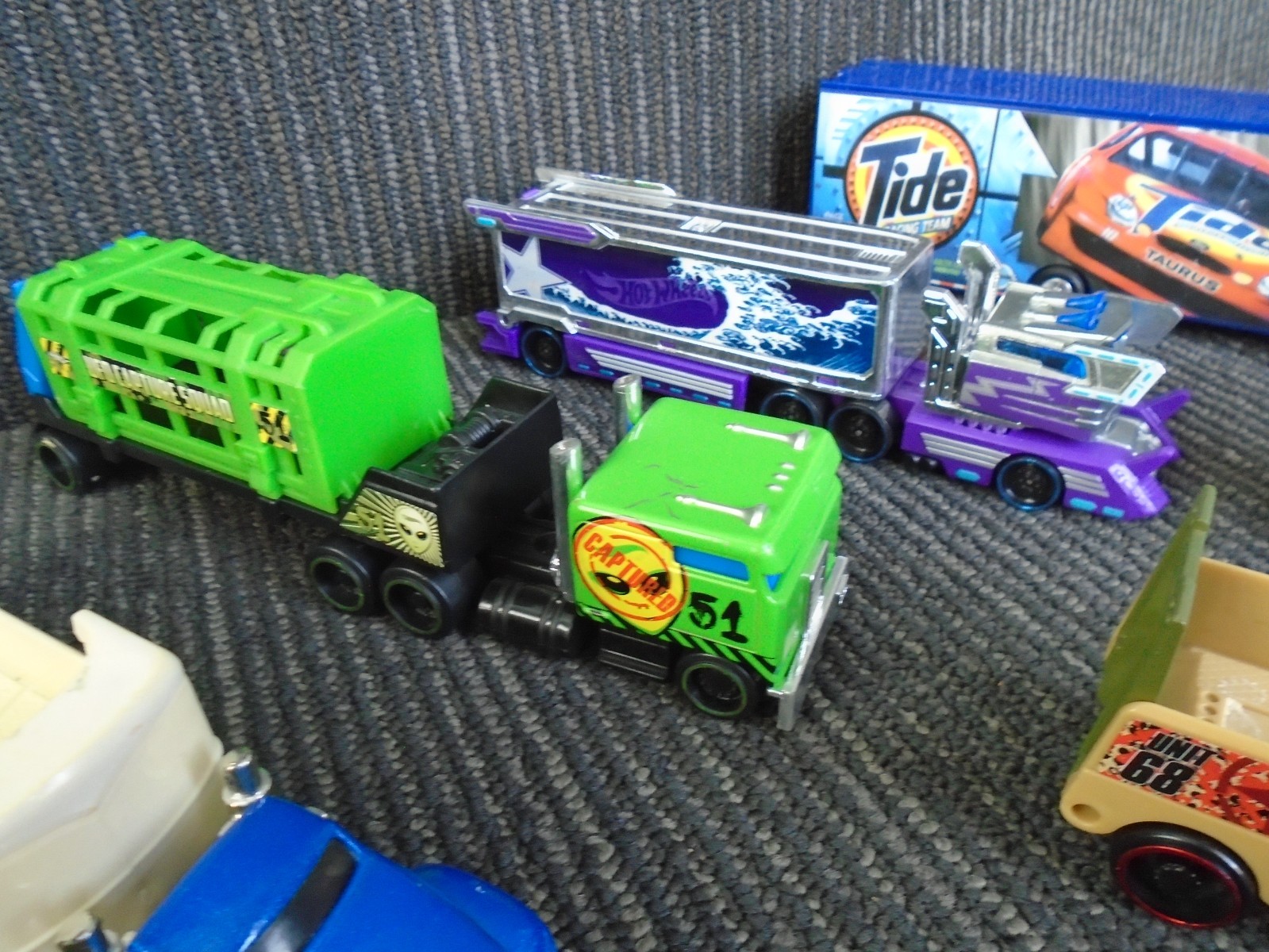 Misc Die Cast Hot Wheels Semi Trucks Lot of 9 Area 51 RZ Towing Stealth Unit