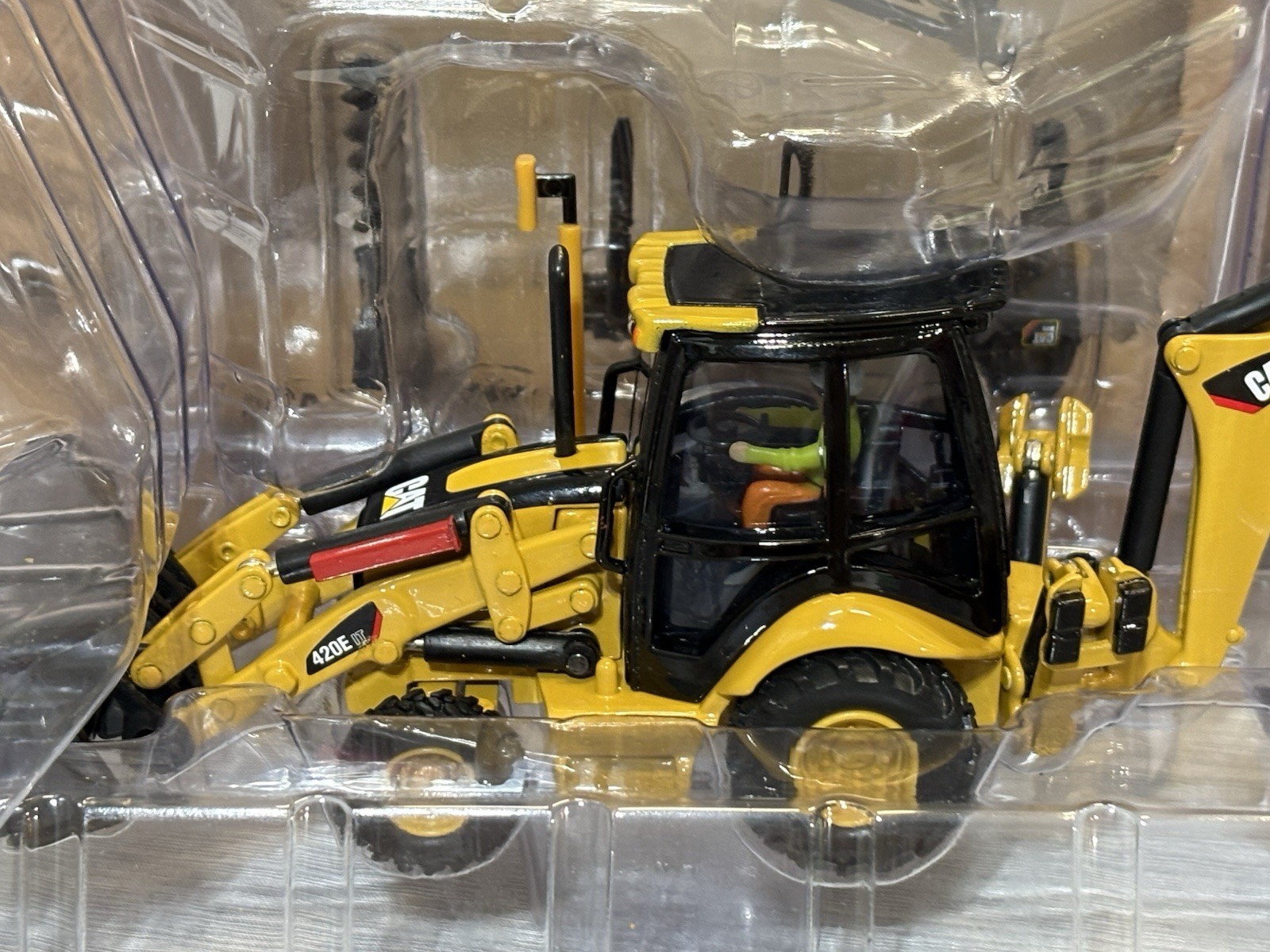 DIECAST MASTERS Caterpillar 420E IT Center Pivot Backhoe Loader 1:50 DM85143