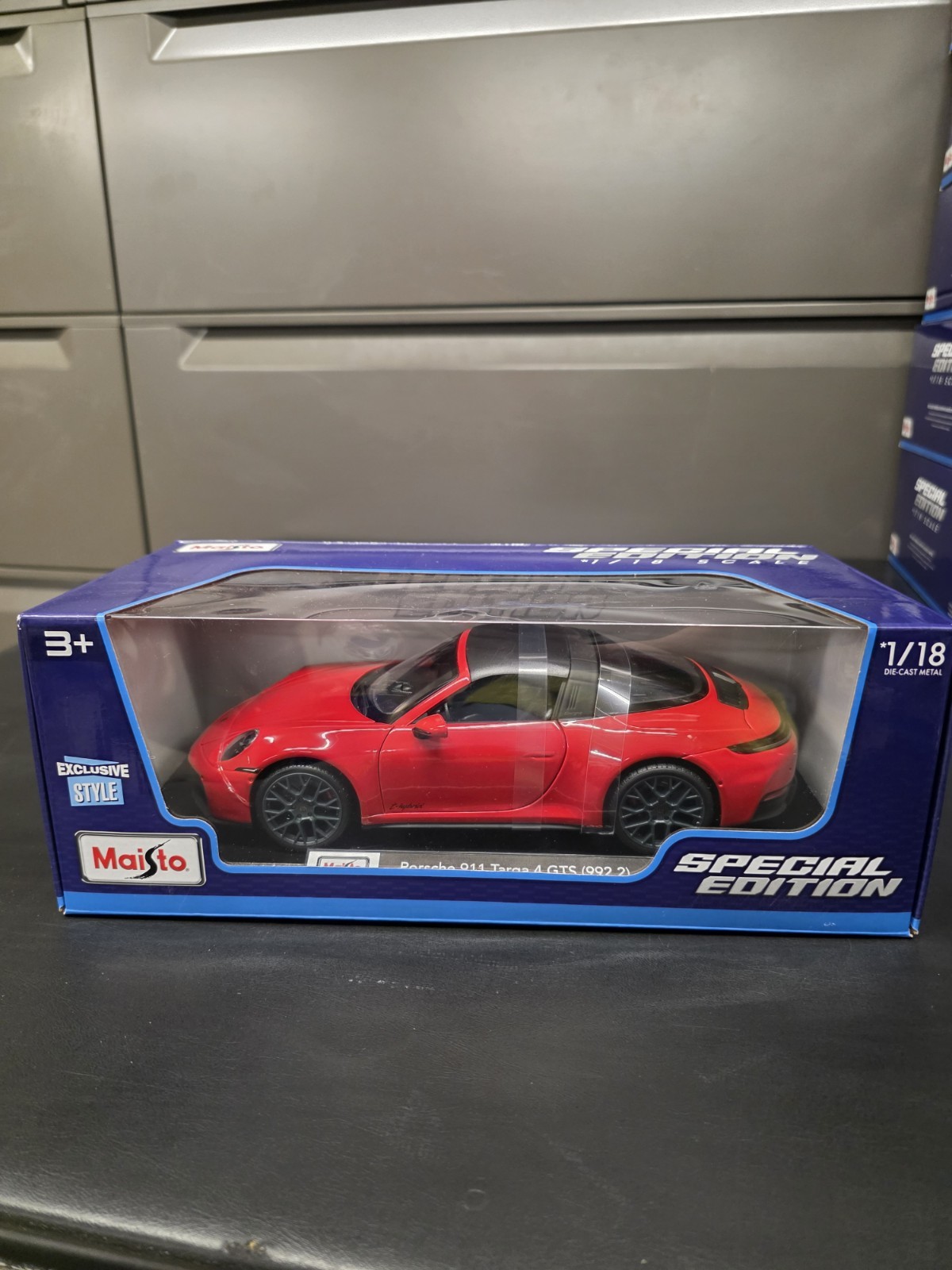 Porsche 911 Targa 4 GTS (992.2) 1:18 Maisto Exclusive Style Special Edition red