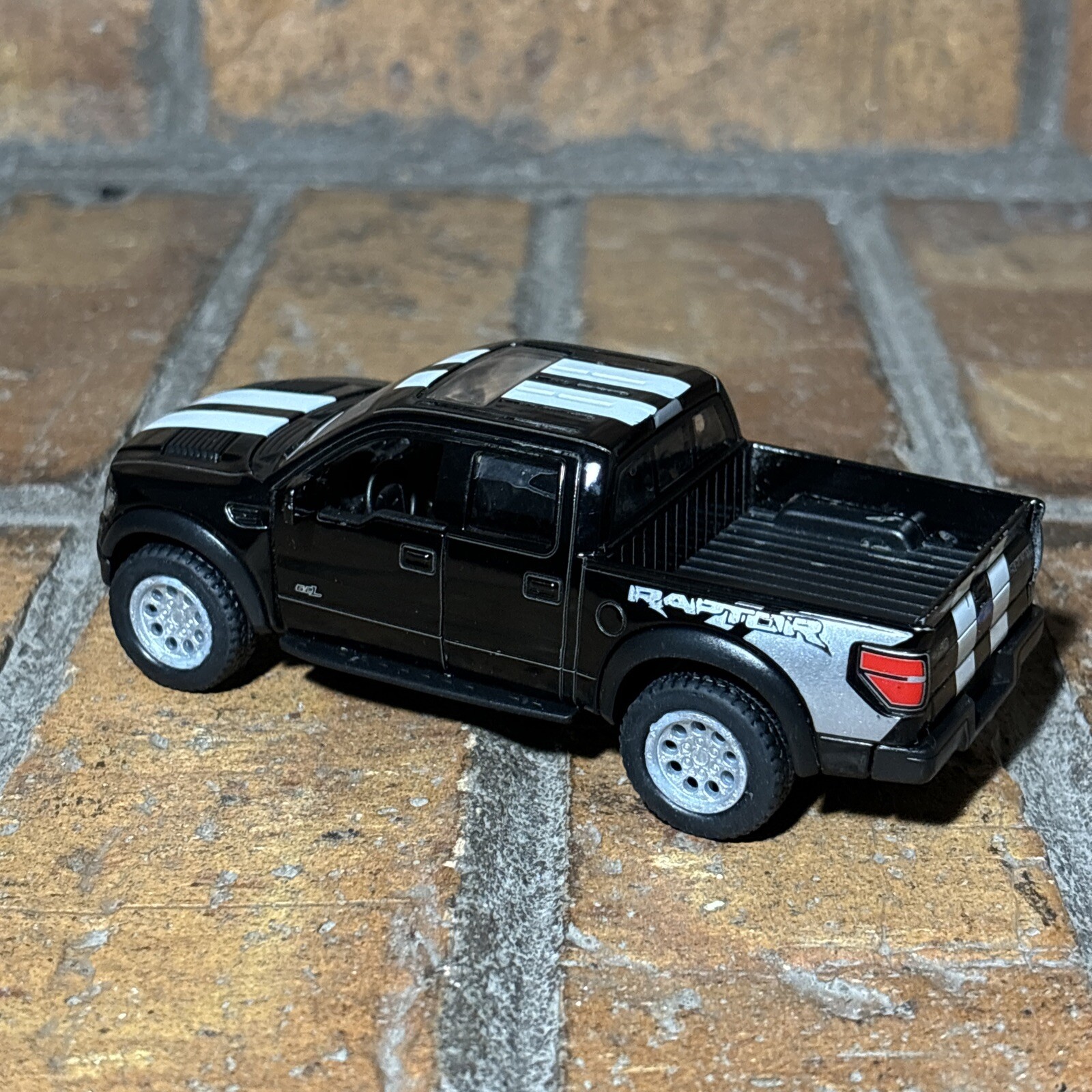 Kinsmart ✅ 2013 Ford F-150 SVT Raptor SuperCrew Black ✅ Scale 1/46 ✅ Pull Back