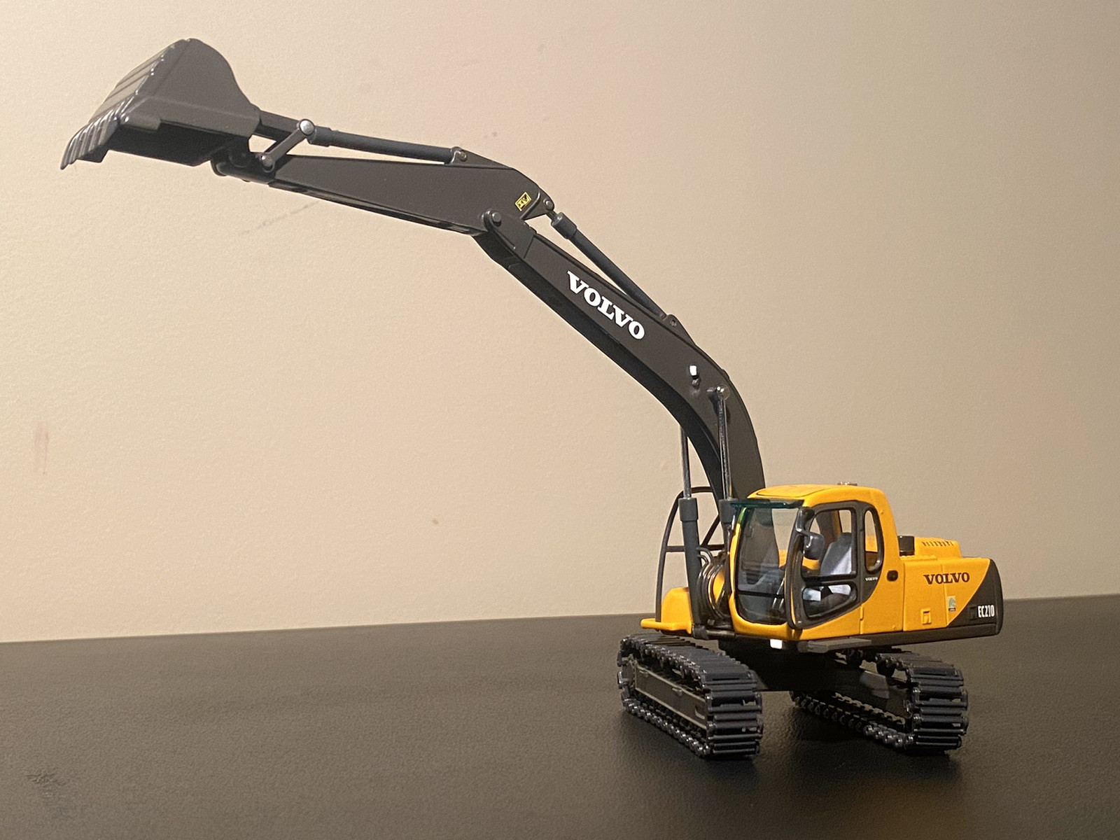 1/50 diecast Volvo exclusive EC210 v1.0 track excavator Motorart LINKED TRACKS!!