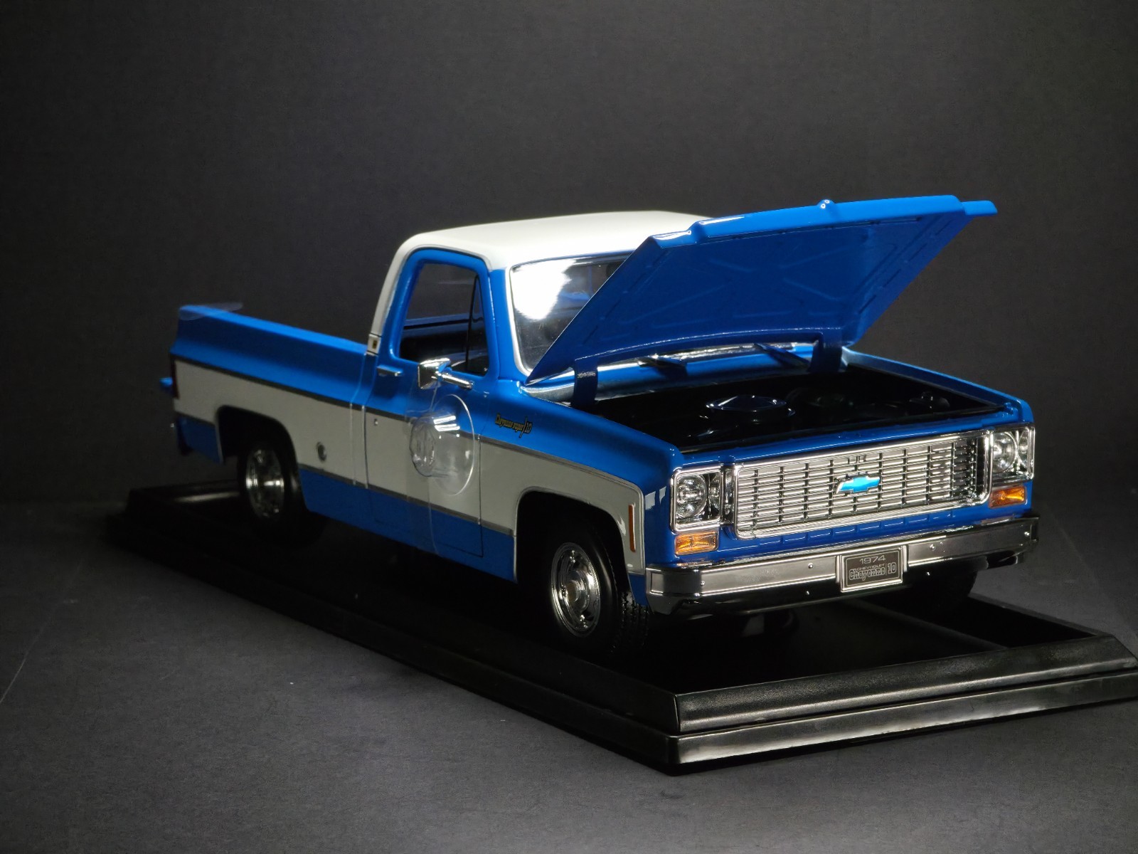 1974 Chevrolet C10 Cheyenne Super 1:18 Maisto Exclusive Style Special Edition