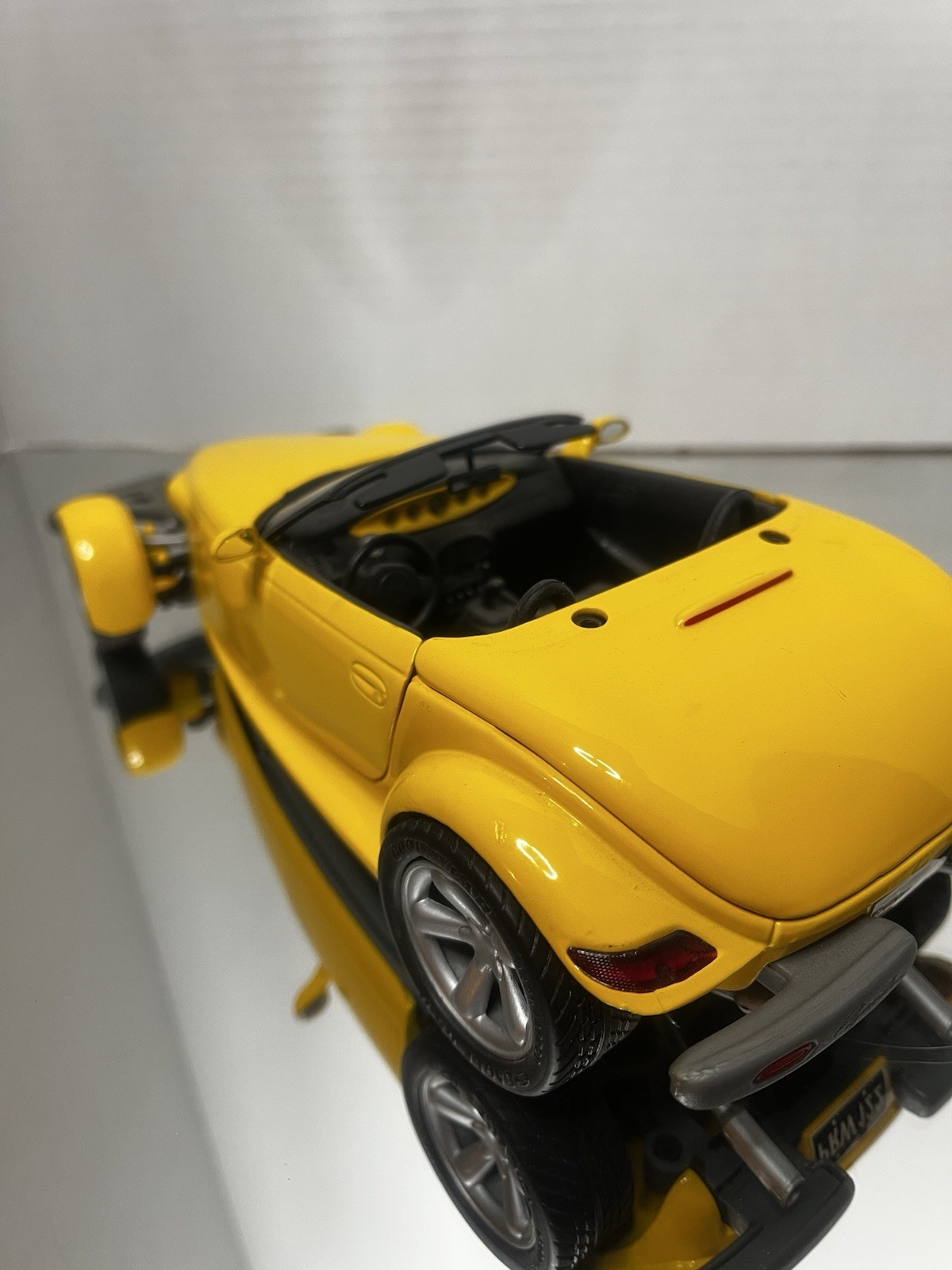 Anson 1:18 1999 Plymouth Prowler Yellow Diecast Convertible – Removable Top